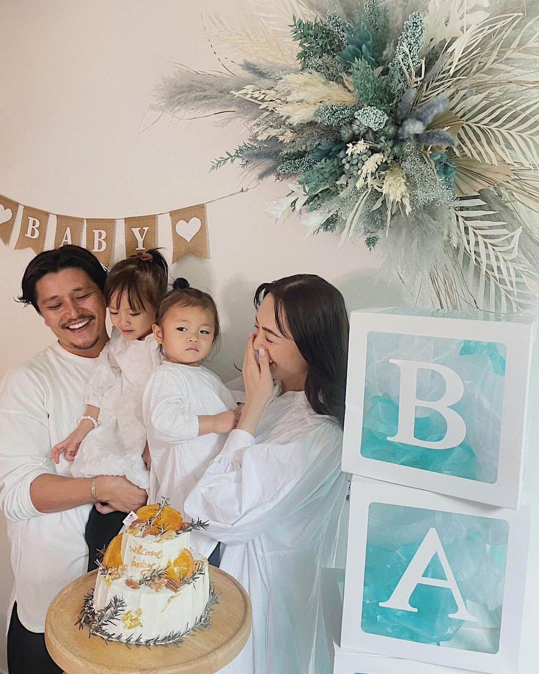 里見茜さんのインスタグラム写真 - (里見茜Instagram)「‎𓂃 𓈒𓏸 3人目にしてまさかのbaby shower🥹🌿  そして豪華すぎる花達に...みんなからの男の子用のプレゼントにもう 胸の高鳴りがおさまらず🥹👦🏻🤍  撮影の裏側に。笑 男の子の服が愛おしすぎてパパに合わせて 想像を膨らませてみたり。(やれやれな🧔🏽‍♂️)  相変わらず平和で温かい安定の空気感でした。  3人目なのに申し訳なくなるぐらいのおもてなしに、本当にありがとうみんな。  元気なBOYが生まれてきますように🫧 あと2ヶ月だね👼🏻💫  #babyshower #ベビーシャワー #男の子ママ #わくわく 👦🏻🤍」1月29日 12時00分 - satomiakane