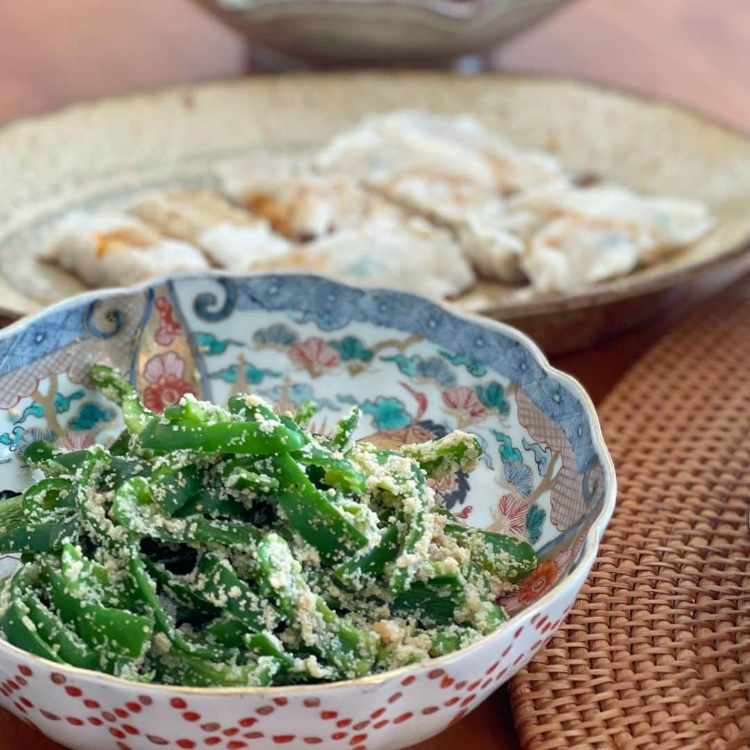 小川ひとみさんのインスタグラム写真 - (小川ひとみInstagram)「Sunday lunch🥕🫑🍠 ほうれん草とお肉の炒め物 蒸し焼き餃子🥟 ピーマンたらこ和え 豚汁におむすび🍙 海苔巻きはいつも息子が作ってくれます🫶 今日は午後は大阪へ✨ 姪とお誕生日プレゼントを買いに❤️  ✔︎ほうれん草とお肉の炒め物 生姜一欠片 細切れ牛肉 ほうれん草 お酒、醤油、みりん、お砂糖  千切りにした生姜を胡麻油で炒める そこに細切れ牛肉を入れて 火が通ったらほうれん草をたっぷりのせる 蓋か重しを乗せて1分ほど蒸す ほうれん草がシナっと柔らかくなったら お酒、みりん、醤油(1:1:1) ここにお砂糖も入れて少し甘めに味を絡ませたら出来上がり (いつもはここに玉ねぎも入れています) バターを最後にのせるとグッと味が濃くなりますよ🧈 ほうれん草はアク抜きが面倒な時は サラダほうれん草を使っています🥬 #sunday #lunch #和食」1月29日 12時32分 - hitomy220