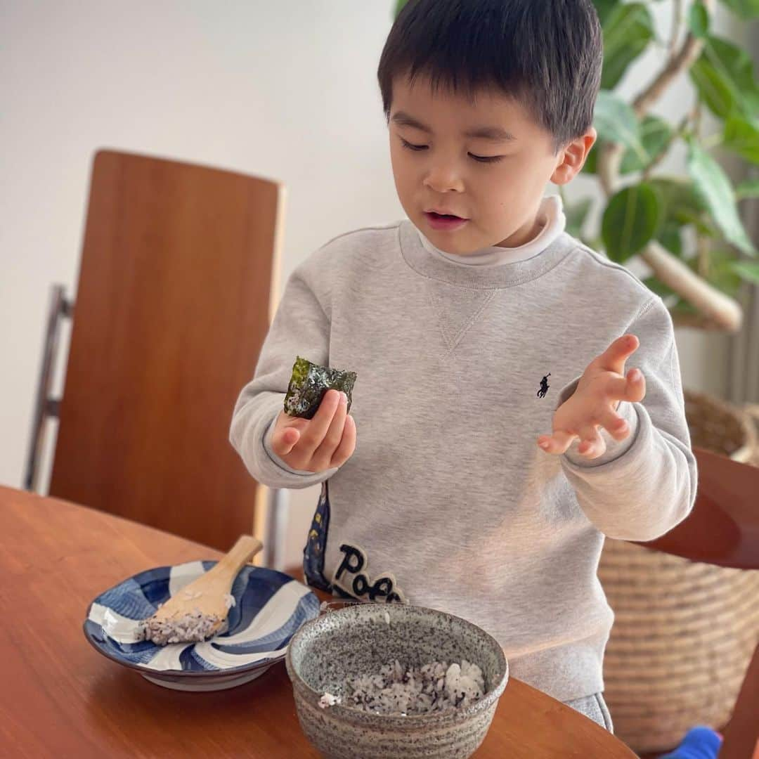 小川ひとみさんのインスタグラム写真 - (小川ひとみInstagram)「Sunday lunch🥕🫑🍠 ほうれん草とお肉の炒め物 蒸し焼き餃子🥟 ピーマンたらこ和え 豚汁におむすび🍙 海苔巻きはいつも息子が作ってくれます🫶 今日は午後は大阪へ✨ 姪とお誕生日プレゼントを買いに❤️  ✔︎ほうれん草とお肉の炒め物 生姜一欠片 細切れ牛肉 ほうれん草 お酒、醤油、みりん、お砂糖  千切りにした生姜を胡麻油で炒める そこに細切れ牛肉を入れて 火が通ったらほうれん草をたっぷりのせる 蓋か重しを乗せて1分ほど蒸す ほうれん草がシナっと柔らかくなったら お酒、みりん、醤油(1:1:1) ここにお砂糖も入れて少し甘めに味を絡ませたら出来上がり (いつもはここに玉ねぎも入れています) バターを最後にのせるとグッと味が濃くなりますよ🧈 ほうれん草はアク抜きが面倒な時は サラダほうれん草を使っています🥬 #sunday #lunch #和食」1月29日 12時32分 - hitomy220