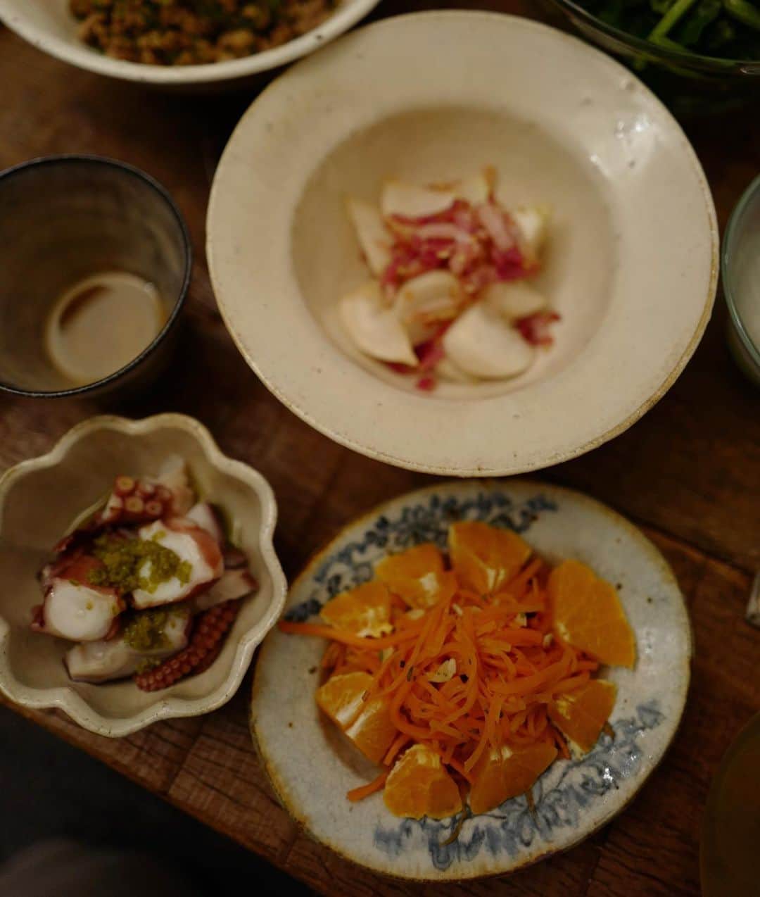 矢野未希子さんのインスタグラム写真 - (矢野未希子Instagram)「なほこご飯🍚🙏🏼 作業に追われてお腹ペッコペコだった日。 こんな美味しそうなご飯作ってくれてた。。🥺 幸せすぎる瞬間。ありがとうでしかない。 美味しい、美味しいと頬張りながら沢山いただいた。  そぼろピーマン丼の美味しさったら。 タコ柚子胡椒🐙 カブとベーコンのソテー🥓 みかんとキャロットラペ🥕 美味しいお鍋。 全部本当に美味しかった。  おやつは別腹にヒガシヤの一口羊羹をさらに一口大に切って盛り付け🍵 お茶がすすむ。」1月29日 17時13分 - mikko1104