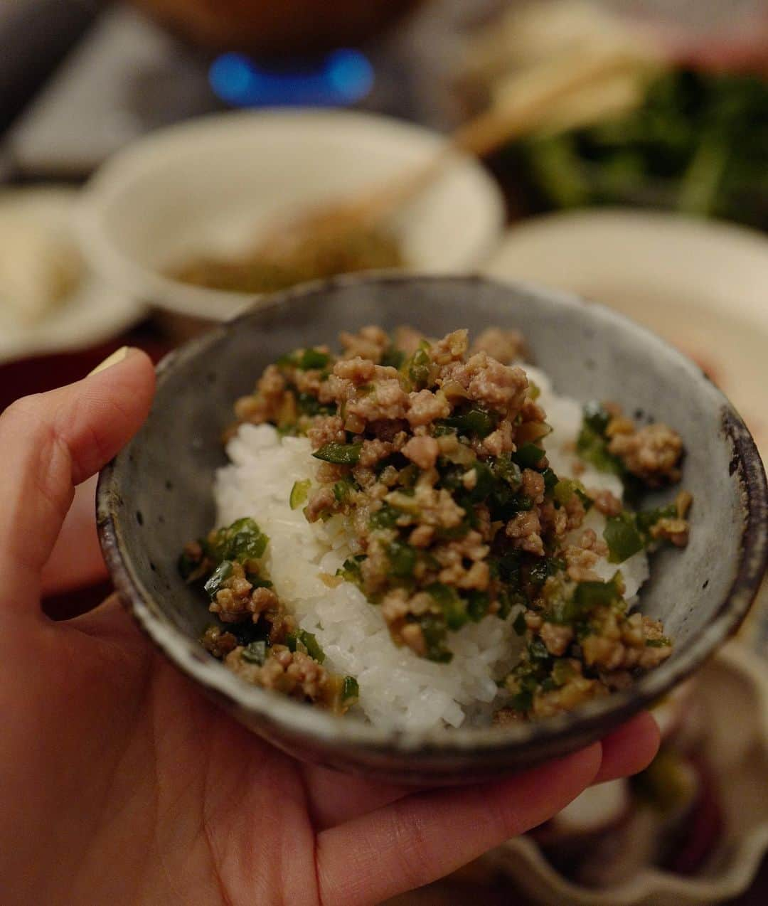 矢野未希子さんのインスタグラム写真 - (矢野未希子Instagram)「なほこご飯🍚🙏🏼 作業に追われてお腹ペッコペコだった日。 こんな美味しそうなご飯作ってくれてた。。🥺 幸せすぎる瞬間。ありがとうでしかない。 美味しい、美味しいと頬張りながら沢山いただいた。  そぼろピーマン丼の美味しさったら。 タコ柚子胡椒🐙 カブとベーコンのソテー🥓 みかんとキャロットラペ🥕 美味しいお鍋。 全部本当に美味しかった。  おやつは別腹にヒガシヤの一口羊羹をさらに一口大に切って盛り付け🍵 お茶がすすむ。」1月29日 17時13分 - mikko1104