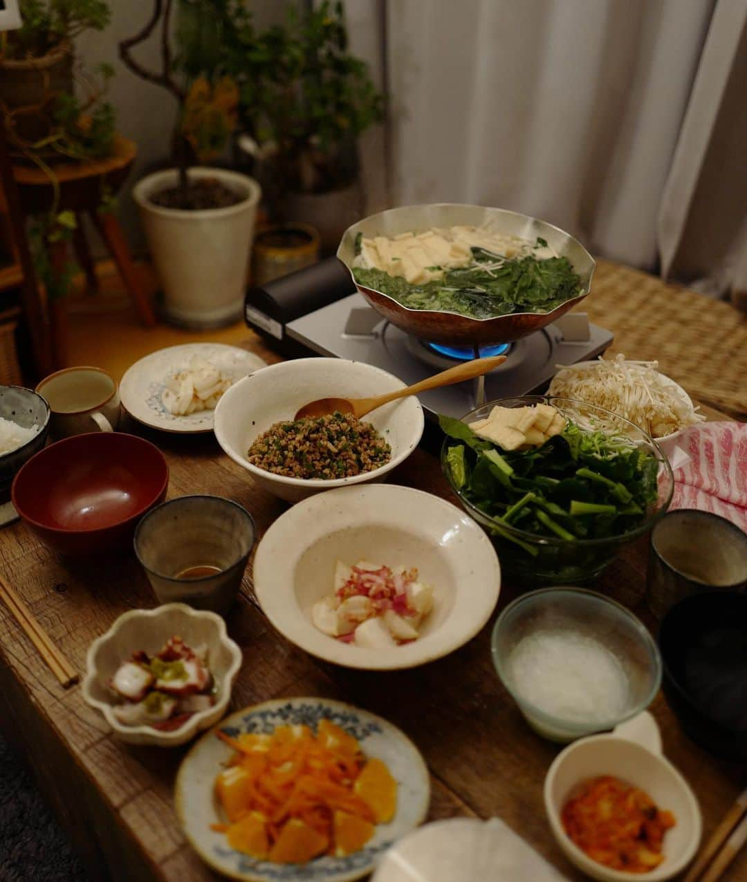 矢野未希子さんのインスタグラム写真 - (矢野未希子Instagram)「なほこご飯🍚🙏🏼 作業に追われてお腹ペッコペコだった日。 こんな美味しそうなご飯作ってくれてた。。🥺 幸せすぎる瞬間。ありがとうでしかない。 美味しい、美味しいと頬張りながら沢山いただいた。  そぼろピーマン丼の美味しさったら。 タコ柚子胡椒🐙 カブとベーコンのソテー🥓 みかんとキャロットラペ🥕 美味しいお鍋。 全部本当に美味しかった。  おやつは別腹にヒガシヤの一口羊羹をさらに一口大に切って盛り付け🍵 お茶がすすむ。」1月29日 17時13分 - mikko1104