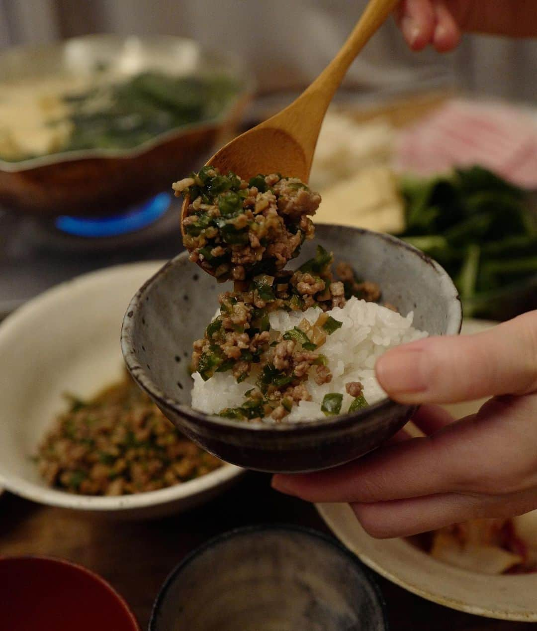 矢野未希子さんのインスタグラム写真 - (矢野未希子Instagram)「なほこご飯🍚🙏🏼 作業に追われてお腹ペッコペコだった日。 こんな美味しそうなご飯作ってくれてた。。🥺 幸せすぎる瞬間。ありがとうでしかない。 美味しい、美味しいと頬張りながら沢山いただいた。  そぼろピーマン丼の美味しさったら。 タコ柚子胡椒🐙 カブとベーコンのソテー🥓 みかんとキャロットラペ🥕 美味しいお鍋。 全部本当に美味しかった。  おやつは別腹にヒガシヤの一口羊羹をさらに一口大に切って盛り付け🍵 お茶がすすむ。」1月29日 17時13分 - mikko1104