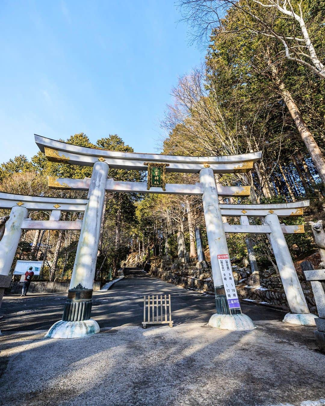 SHOCK EYEさんのインスタグラム写真 - (SHOCK EYEInstagram)「今年も三峯神社に初詣してきました🙏✨  いつきても凛とした佇まい。 澄みきった空気、木々のパワーを感じながらの参拝でした。  本殿や石畳の龍、夫婦杉はもちろん素晴らしいけれど、 是非、訪ねて欲しいところは、ご眷属であるオオカミが祀られている遠宮（御仮屋）。  鳥居をくぐり階段を上りきるとたくさんのオオカミの石像があって、明らかに他とは違う空気。 あの”もののけ姫”に登場する白い犬神モロのモデルにもなった大口真神が祀られている。  あらゆるものを祓い清め、さまざまな災いを除くと言われるオオカミの神様。  是非その力を感じに行ってみてね✨  そして本年もどうぞよろしくお願いします🙏✨  #三峯神社 #mitsumineshrine #奥秩父 #パワースポット #shrine #japantravel #japantrip #canon #canonR5 #beautifuldestinations #discoverjapan #discoverearth #voyaged #awesome_photographers #IamATraveler #wonderful_places #japanphoto #japanphotography #japan_of_insta #livingonearth #theglobewanderer」1月29日 17時14分 - shockeye_official