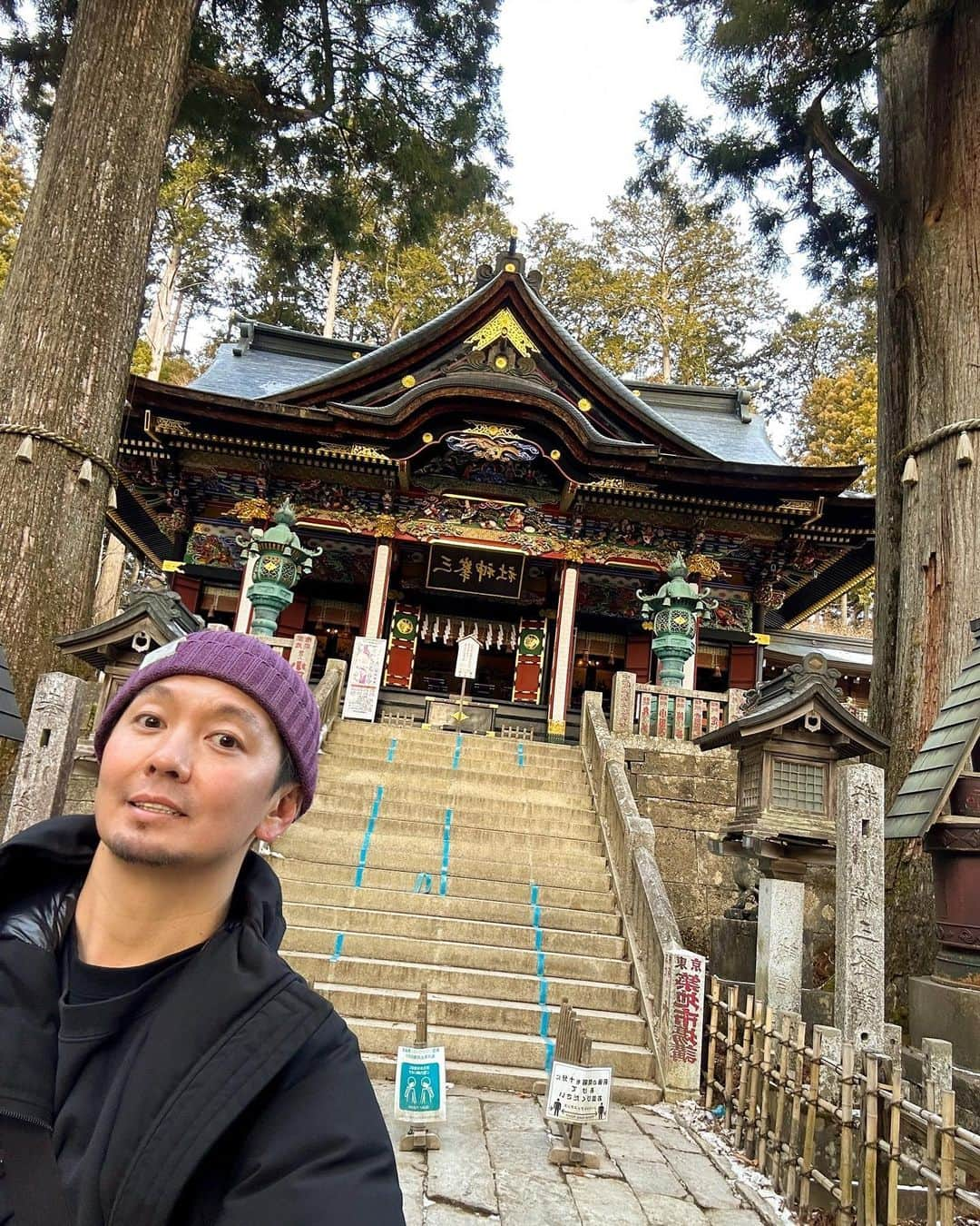 SHOCK EYEさんのインスタグラム写真 - (SHOCK EYEInstagram)「今年も三峯神社に初詣してきました🙏✨  いつきても凛とした佇まい。 澄みきった空気、木々のパワーを感じながらの参拝でした。  本殿や石畳の龍、夫婦杉はもちろん素晴らしいけれど、 是非、訪ねて欲しいところは、ご眷属であるオオカミが祀られている遠宮（御仮屋）。  鳥居をくぐり階段を上りきるとたくさんのオオカミの石像があって、明らかに他とは違う空気。 あの”もののけ姫”に登場する白い犬神モロのモデルにもなった大口真神が祀られている。  あらゆるものを祓い清め、さまざまな災いを除くと言われるオオカミの神様。  是非その力を感じに行ってみてね✨  そして本年もどうぞよろしくお願いします🙏✨  #三峯神社 #mitsumineshrine #奥秩父 #パワースポット #shrine #japantravel #japantrip #canon #canonR5 #beautifuldestinations #discoverjapan #discoverearth #voyaged #awesome_photographers #IamATraveler #wonderful_places #japanphoto #japanphotography #japan_of_insta #livingonearth #theglobewanderer」1月29日 17時14分 - shockeye_official