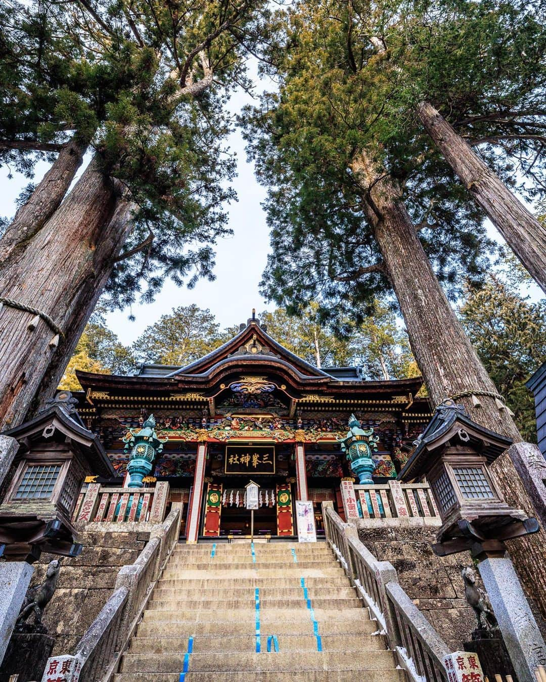 SHOCK EYEさんのインスタグラム写真 - (SHOCK EYEInstagram)「今年も三峯神社に初詣してきました🙏✨  いつきても凛とした佇まい。 澄みきった空気、木々のパワーを感じながらの参拝でした。  本殿や石畳の龍、夫婦杉はもちろん素晴らしいけれど、 是非、訪ねて欲しいところは、ご眷属であるオオカミが祀られている遠宮（御仮屋）。  鳥居をくぐり階段を上りきるとたくさんのオオカミの石像があって、明らかに他とは違う空気。 あの”もののけ姫”に登場する白い犬神モロのモデルにもなった大口真神が祀られている。  あらゆるものを祓い清め、さまざまな災いを除くと言われるオオカミの神様。  是非その力を感じに行ってみてね✨  そして本年もどうぞよろしくお願いします🙏✨  #三峯神社 #mitsumineshrine #奥秩父 #パワースポット #shrine #japantravel #japantrip #canon #canonR5 #beautifuldestinations #discoverjapan #discoverearth #voyaged #awesome_photographers #IamATraveler #wonderful_places #japanphoto #japanphotography #japan_of_insta #livingonearth #theglobewanderer」1月29日 17時14分 - shockeye_official