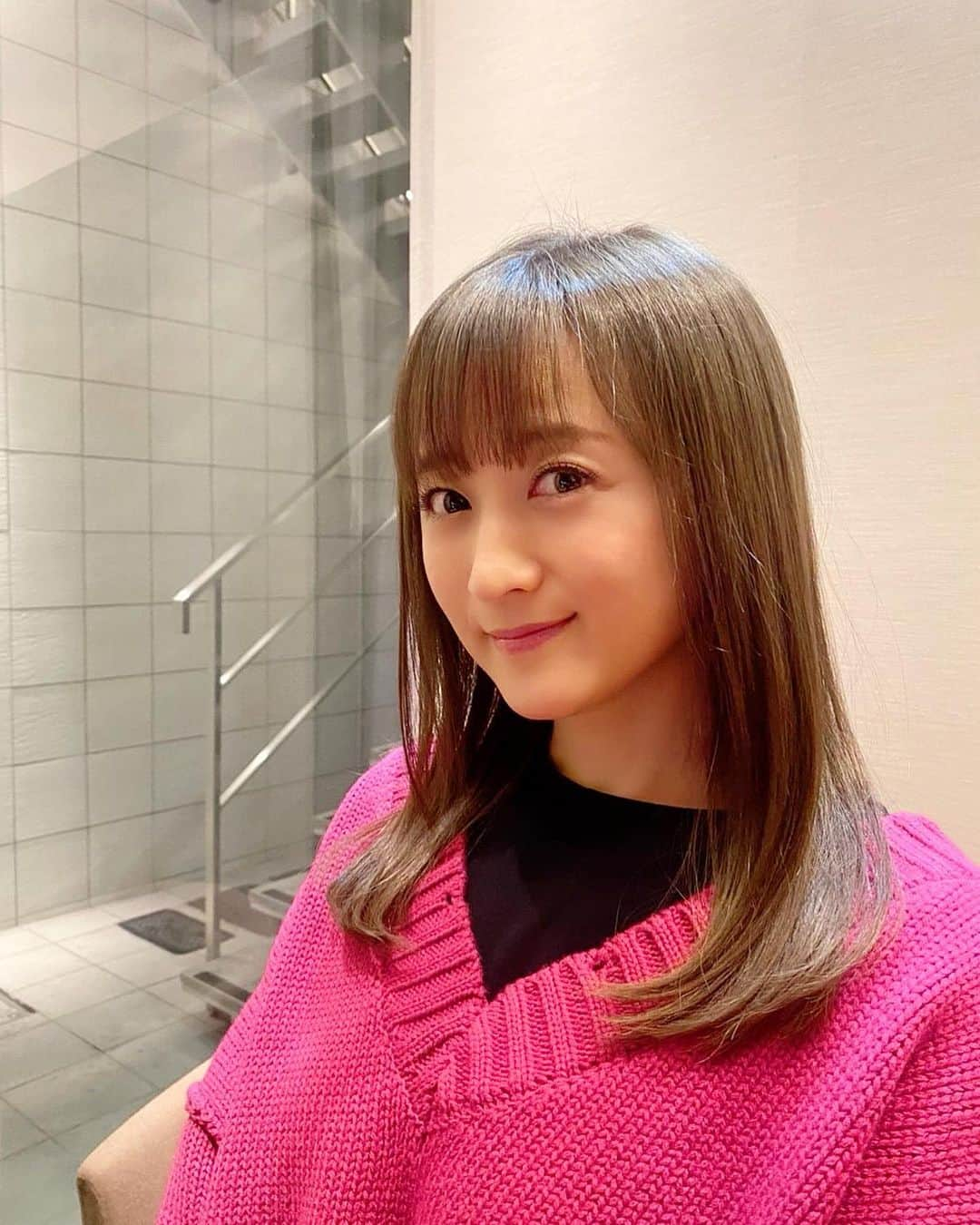 小松彩夏さんのインスタグラム写真 - (小松彩夏Instagram)「⁡ 今年初の @celena_hair_nail にて ヘアメンテナンスへ🌿✨ ⁡ 今回も担当は @kanami0820 さん🌸 ⁡ いつもアバウトな注文でも本当に綺麗なカラーに仕上げてくださるので助かってます😜💕 ⁡ 髪伸びてきたぁ〜✨ ⁡ しばらくは長めの髪の毛楽しもうと思ってます✌️ ⁡ 写真で艶々なのわかりますよね😍？ ⁡ 今回も髪の毛を綺麗にしてもらって ご機嫌で帰る小松でした😜❣️ ↑※最後の動画参照😂 ⁡ ⁡ @celena_hair_nail のみなさん 今年もよろしくお願いします☺️🌸 ⁡ #CELENA #セレナ #トリートメントカラー #美容院 #美容師 #ヘアサロン #青山 #表参道 #ヘアスタイル #トリートメント #hair #hairsalon #インナーカラー #サラサラ #ルンルン #セミロング #ロングヘア」1月29日 17時26分 - official_ayaka_502