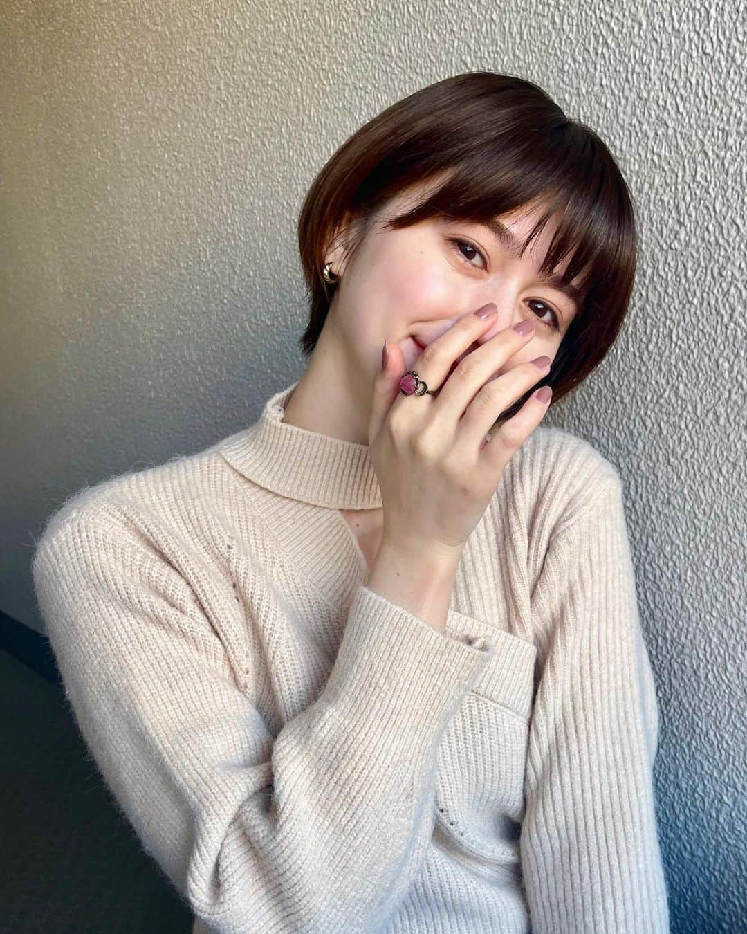 クリスティーナ菜波さんのインスタグラム写真 - (クリスティーナ菜波Instagram)「New nail💅 大好きなピンク系にしました👐🏻 いつもジェルネイルに憧れながらもダメージが気になりなかなか手を出せず、、、初のジェルネイルシール( @esshimo_jp )に挑戦してみました！！着けるのもオフもセルフで簡単に出来るし爪も傷まないから本当に嬉しい🥹  #esshimo #ネイル」1月29日 18時10分 - nanami10910