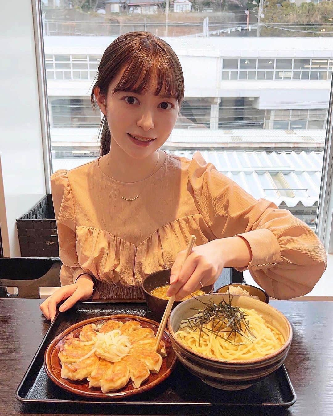 福井姫奈さんのインスタグラム写真 - (福井姫奈Instagram)「🥟🥟🥟🥟  昨日もチーズ餃子食べた、、餃子ハマってます。 時間ある時にまた家でも作りたいな〜👩🏻‍🍳（餃子だけは美味しく作れる自信ある笑）  今日も1日お疲れ様です🫶🏻  #餃子#浜松グルメ#浜松餃子#つけ麺」1月29日 18時26分 - hina__.1223