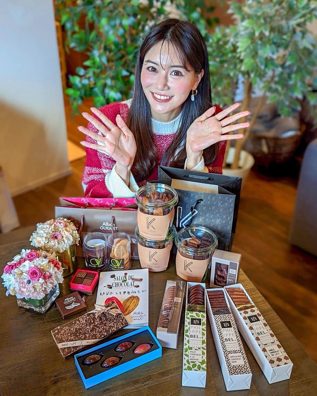 石井里奈さんのインスタグラム写真 - (石井里奈Instagram)「SALON DU CHOCOLAT2023に行ってきました🫶✨🍫 大好きなこの季節❤️ 今回は購入品を紹介🙋‍♂️（PRじゃないよ笑） 個人的なおすすめは @oliviervidal_chocolaterie のサブレ。本当に美味しい！これ穴場なのでぜひ買って欲しいです！ あとPhilippe BELのミントのチョコディスク。新感覚でおいしい！ . ベルさんのサブレも美味しかったし何を買っても外さないです！ @albanguilmetofficiel のサブレはまた買えなかったけどチョコは初🫶チョコでも買うべき！美味しい！ . @franckkestener のサブレは昨年に引き続き🫶本当に美味しくて大好きなの！あと @davidcapy のタブレット。 カピーのサブレは今年も買えずでした😭 . @christine_ferber_officiel_ のオランジェットも食べたかったけど売り切れでした😭😭 ベルナシオンとロジェはフランスでたくさん買ったのとすごく並んでたので買いませんでしたが、オランジェットとアーモンドのチョコのロジェは大好きなのと、ベルナシオンのナッツたくさん入ったタブレットも最高でした🫶 . そこまでチョコ詳しくないですがだらだらと好きなものを並べました笑 今年の参考になれば🫶 . #salonduchocolat #salonduchocolat 2023 #サロンデュショコラ #サロンデュショコラ2023 #チョコレート #バレンタイン #バレンタイン2023 #valentine #チョコ好き #田中みな実 #チョコ #サブレ #チョコレート購入品 #伊勢丹新宿 #新宿伊勢丹」1月29日 19時16分 - ri7tin1025