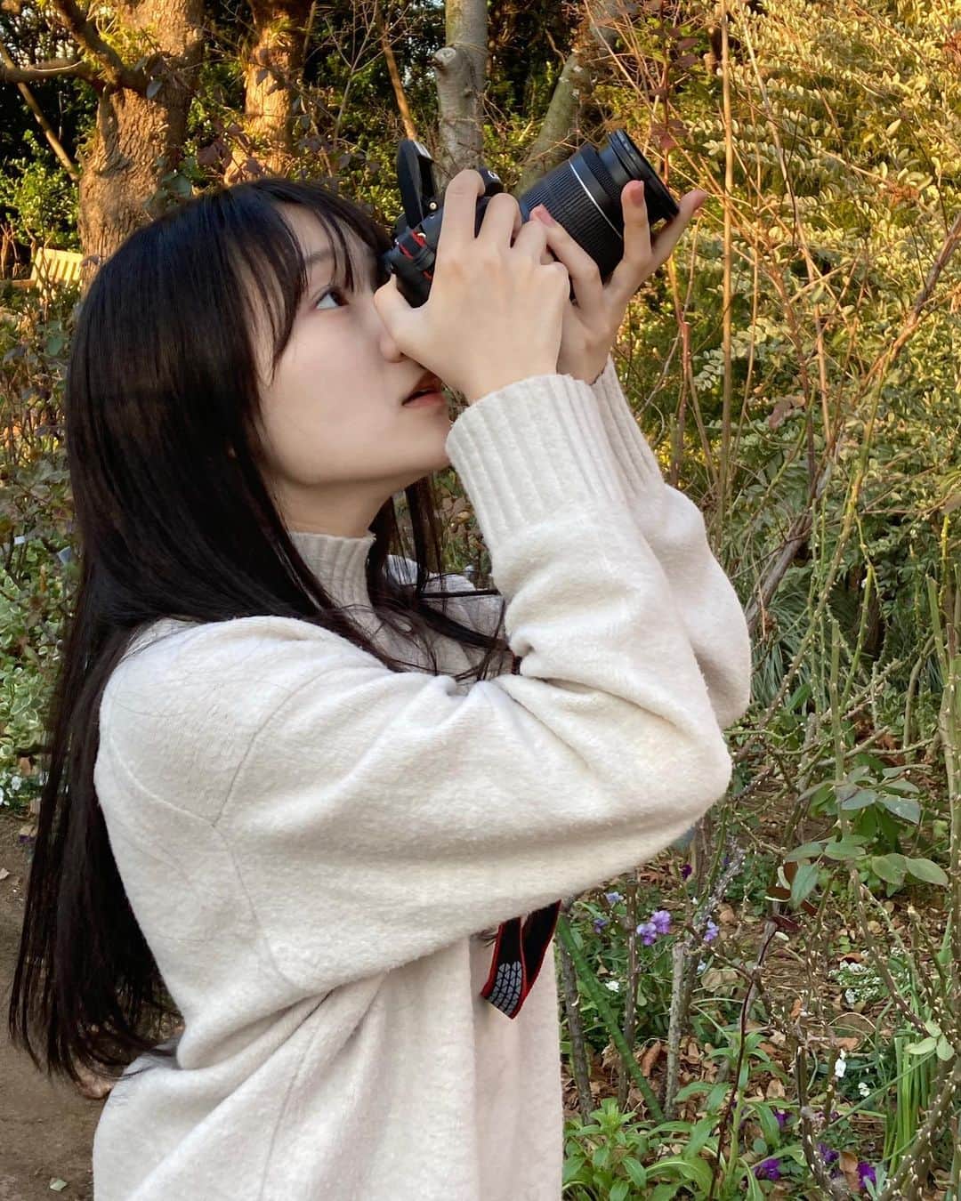 前野えまさんのインスタグラム写真 - (前野えまInstagram)「春を探しに🌱 ・ ・ #緑のある風景  #花のある風景  #花の写真  #カメラ女子   #naturephotography  #flowerphotography  #camera  #cameragirl  #girlportrait #actress #actor #girl #photography #portrait #japanesegirl #portraitphotography #daily_phot_jpn #japan_daytime_view」1月29日 20時35分 - maeno_ema