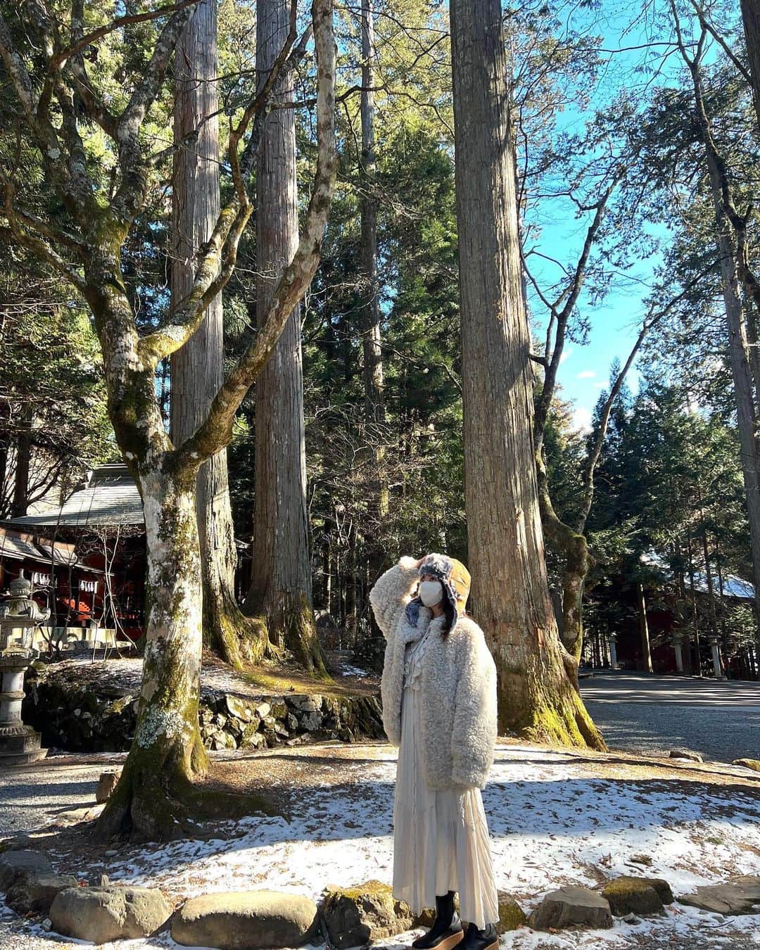 山田菜々さんのインスタグラム写真 - (山田菜々Instagram)「三峯神社へ✨  いつも同じメンバーで行くねんけど、 誰かが行こって言うといつもその場で ぽんぽんっと予定が決まって決行されるの🤔✨  だからなんとなく行きたくなったときが タイミングだと思って行ってます😌🫰🏻  すごい快晴で思ってたよりあったかくて、 片道3時間ちょいのドライブだけど 楽しく過ごせましたっ♡  急遽お友達たちが前日に泊まりにくることになって 7:00に起きて8:00出発のはずが 誰も起きれず8:00に起きたけど 日曜日だし問題なーしっ！笑  2.3枚目がお気に入りです✨」1月29日 22時12分 - tannana.yamada
