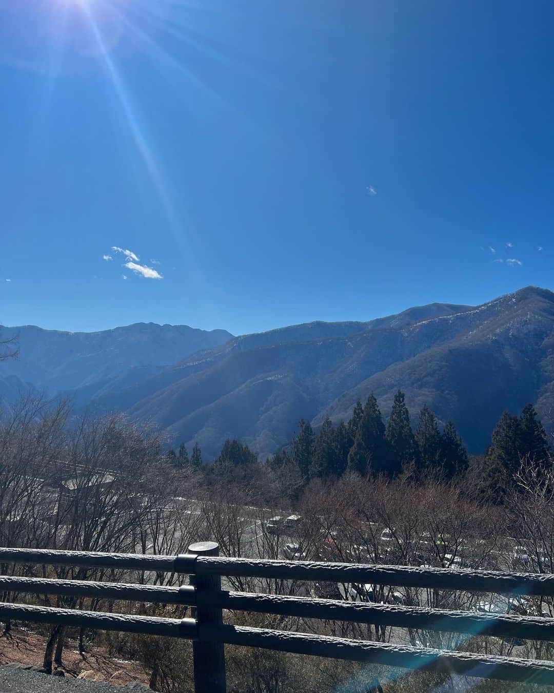 山田菜々さんのインスタグラム写真 - (山田菜々Instagram)「三峯神社へ✨  いつも同じメンバーで行くねんけど、 誰かが行こって言うといつもその場で ぽんぽんっと予定が決まって決行されるの🤔✨  だからなんとなく行きたくなったときが タイミングだと思って行ってます😌🫰🏻  すごい快晴で思ってたよりあったかくて、 片道3時間ちょいのドライブだけど 楽しく過ごせましたっ♡  急遽お友達たちが前日に泊まりにくることになって 7:00に起きて8:00出発のはずが 誰も起きれず8:00に起きたけど 日曜日だし問題なーしっ！笑  2.3枚目がお気に入りです✨」1月29日 22時12分 - tannana.yamada