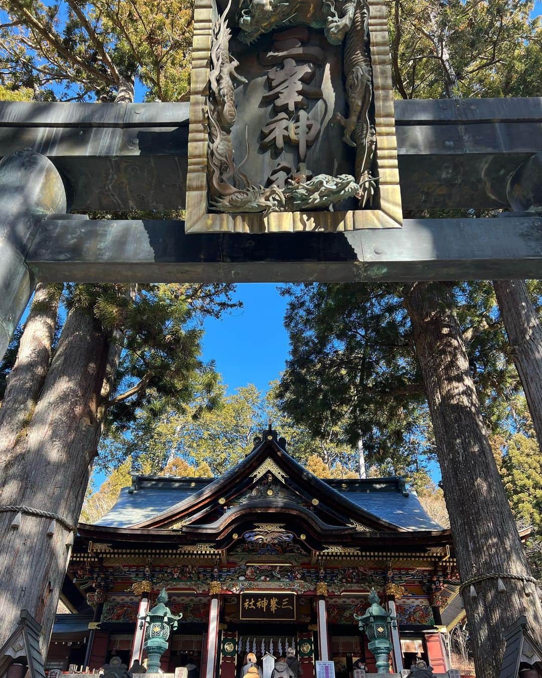 山田菜々さんのインスタグラム写真 - (山田菜々Instagram)「三峯神社へ✨  いつも同じメンバーで行くねんけど、 誰かが行こって言うといつもその場で ぽんぽんっと予定が決まって決行されるの🤔✨  だからなんとなく行きたくなったときが タイミングだと思って行ってます😌🫰🏻  すごい快晴で思ってたよりあったかくて、 片道3時間ちょいのドライブだけど 楽しく過ごせましたっ♡  急遽お友達たちが前日に泊まりにくることになって 7:00に起きて8:00出発のはずが 誰も起きれず8:00に起きたけど 日曜日だし問題なーしっ！笑  2.3枚目がお気に入りです✨」1月29日 22時12分 - tannana.yamada