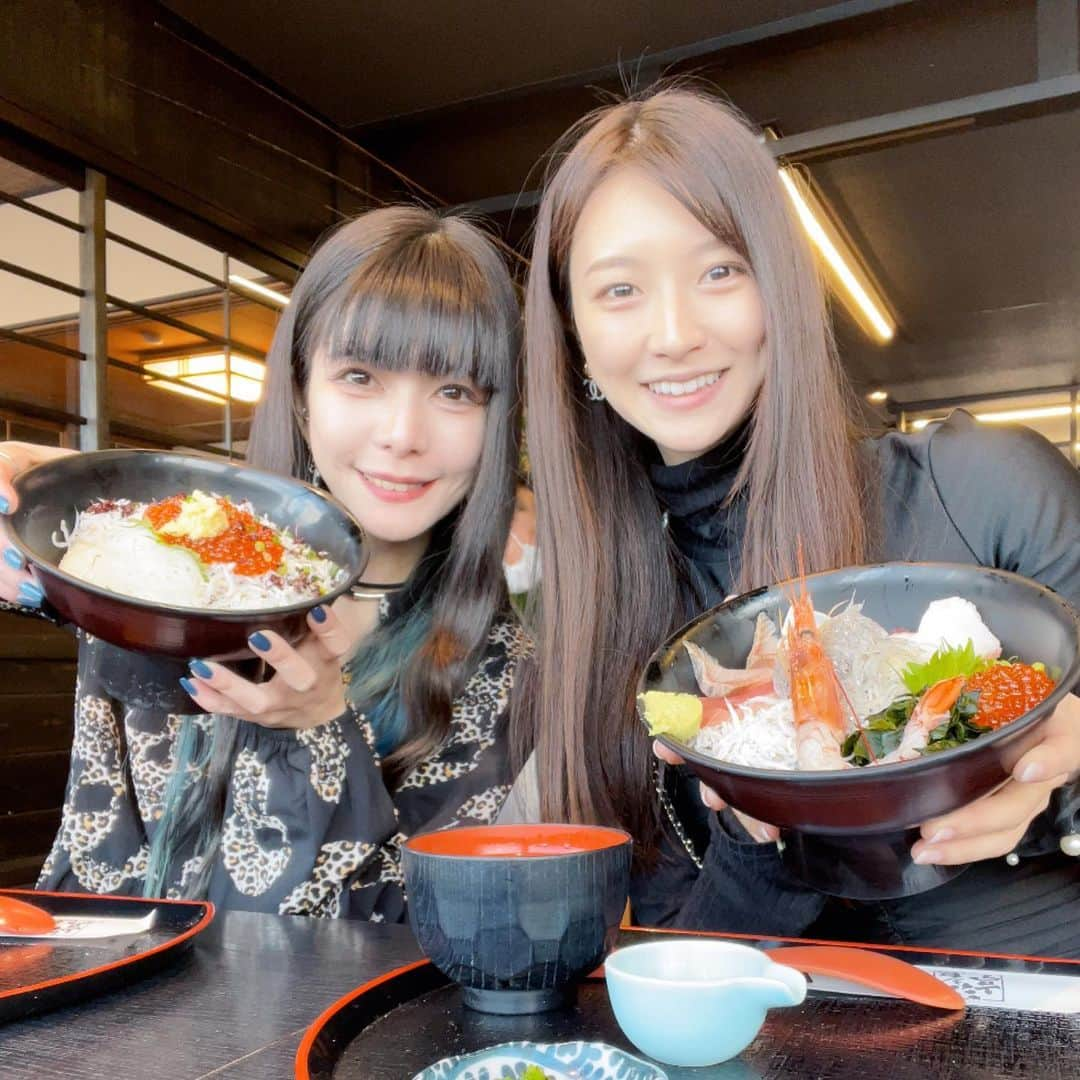 あいみさんのインスタグラム写真 - (あいみInstagram)「しましま @shimarisuchan108 と江の島ドライブデート🤍  関西は大寒波で夜中は吹雪だったから心配だったけど  快晴のドライブ日和でした🤭✨  実は私、江の島は十うん年振り二度目  当時、食べられなかった念願のしらすも食べられた〜🥹  生しらす丼は禁漁中で出せないとのことだったけど、海鮮丼に生しらすのっててたので贅沢に😍  前に江の島に来た時は仲店通りまでで 江島神社は、参拝しなかったけど  今回は、江島神社の参拝も目的のひとつ。しっかり参拝してきました😌  swipe→2枚目📸  江ノ島に龍がいるのは知ってたけど、江島神社が日本三大弁弁財天といわれてるのは知らなかった〜  去年行った竹生島もそのひとつなので、残すは広島の厳島神社。  ご縁あれば、訪れるのもきっとそう遠くないかな  私、神社は好きだけど 割とお寺さんにもご縁があって  神仏習合にゆかり？がある。。というか、その考え方が根強い。。というか（うーん、私もイマイチなんと伝えれば良いのかわからない勉強不足）そういう場所に訪れることが多い。  そもそも日本って年末には除夜の鐘ついて、年明けたら神社に行くっていう…神も仏も信仰してる訳だけども。。ごもごもごも  それは元より ふと通りかかったついでに訪れた神社とかに、弁財天さんがいることが多いなと  そこでちょっと調べてみると 弁財天は仏教における呼び名であって、天部（天界に住む守護神）であり※要するに神様  元々はヒンドゥー教の女神だそうで、日本神話に出る市杵島姫命（いちきしまひめのみこと）と同じ存在といわれているそう  おぉん。。 調べれば調べるほど深いいぃ。。 なんかすごいわけわからんくなってくるのは何故だろう。  元々、神社仏閣巡りが好きだったけど最近は歴史の方にも興味が出てきて  あー、これもっと早く気付いてたらそういう勉強する方向に進んでたりもしたのかなぁとか思ったり  こういうのって勉強する時、なんというジャンル？なのかしら  ちなみに 弁財天は財運、芸事、美人（美容）の神様と言われているけど  元々は水の神様なんだそうです。  なるほど。弁財天さんがいる所には蛇と龍が居ます。  弁財天には蛇が仕えていて 蛇は小さくなった龍神と捉えられており、龍神は水の神様、水の化身と言われているので弁財天と結び付けられるようになったんですね  面白いでしょ？  話はどんどん逸れますが、最高の天気と気候に恵まれてちょー楽しいドライブでした🥰  #江ノ島 #江の島 #江島神社 #弁財天 #龍 #しらす丼 #生しらす #ドライブ #ドライブデート」1月29日 22時42分 - aimi_feti