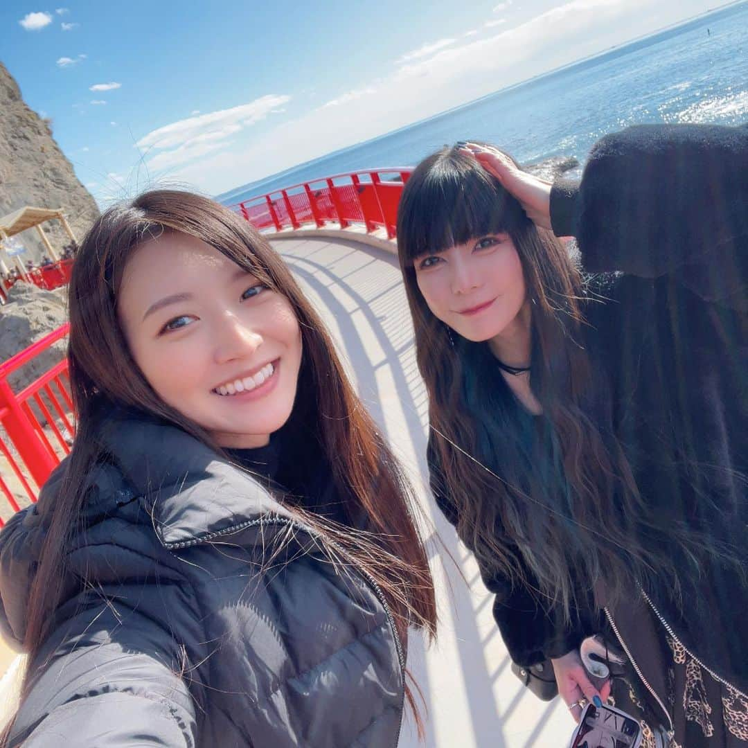 あいみさんのインスタグラム写真 - (あいみInstagram)「しましま @shimarisuchan108 と江の島ドライブデート🤍  関西は大寒波で夜中は吹雪だったから心配だったけど  快晴のドライブ日和でした🤭✨  実は私、江の島は十うん年振り二度目  当時、食べられなかった念願のしらすも食べられた〜🥹  生しらす丼は禁漁中で出せないとのことだったけど、海鮮丼に生しらすのっててたので贅沢に😍  前に江の島に来た時は仲店通りまでで 江島神社は、参拝しなかったけど  今回は、江島神社の参拝も目的のひとつ。しっかり参拝してきました😌  swipe→2枚目📸  江ノ島に龍がいるのは知ってたけど、江島神社が日本三大弁弁財天といわれてるのは知らなかった〜  去年行った竹生島もそのひとつなので、残すは広島の厳島神社。  ご縁あれば、訪れるのもきっとそう遠くないかな  私、神社は好きだけど 割とお寺さんにもご縁があって  神仏習合にゆかり？がある。。というか、その考え方が根強い。。というか（うーん、私もイマイチなんと伝えれば良いのかわからない勉強不足）そういう場所に訪れることが多い。  そもそも日本って年末には除夜の鐘ついて、年明けたら神社に行くっていう…神も仏も信仰してる訳だけども。。ごもごもごも  それは元より ふと通りかかったついでに訪れた神社とかに、弁財天さんがいることが多いなと  そこでちょっと調べてみると 弁財天は仏教における呼び名であって、天部（天界に住む守護神）であり※要するに神様  元々はヒンドゥー教の女神だそうで、日本神話に出る市杵島姫命（いちきしまひめのみこと）と同じ存在といわれているそう  おぉん。。 調べれば調べるほど深いいぃ。。 なんかすごいわけわからんくなってくるのは何故だろう。  元々、神社仏閣巡りが好きだったけど最近は歴史の方にも興味が出てきて  あー、これもっと早く気付いてたらそういう勉強する方向に進んでたりもしたのかなぁとか思ったり  こういうのって勉強する時、なんというジャンル？なのかしら  ちなみに 弁財天は財運、芸事、美人（美容）の神様と言われているけど  元々は水の神様なんだそうです。  なるほど。弁財天さんがいる所には蛇と龍が居ます。  弁財天には蛇が仕えていて 蛇は小さくなった龍神と捉えられており、龍神は水の神様、水の化身と言われているので弁財天と結び付けられるようになったんですね  面白いでしょ？  話はどんどん逸れますが、最高の天気と気候に恵まれてちょー楽しいドライブでした🥰  #江ノ島 #江の島 #江島神社 #弁財天 #龍 #しらす丼 #生しらす #ドライブ #ドライブデート」1月29日 22時42分 - aimi_feti