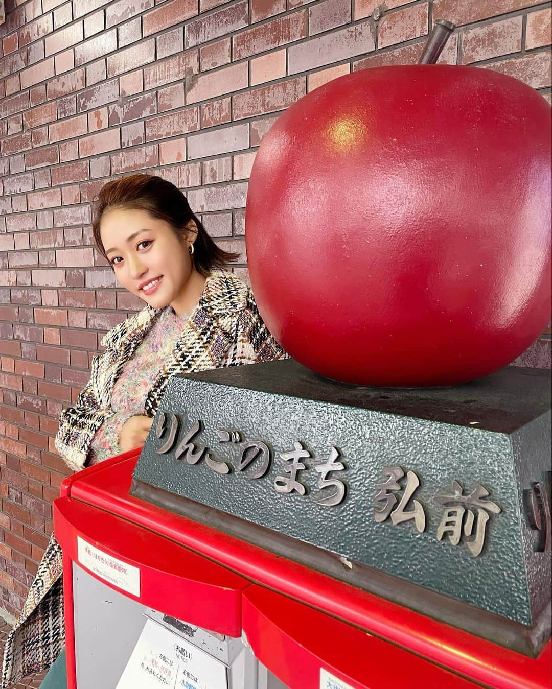 王林さんのインスタグラム写真 - (王林Instagram)「りんごの街🍏  JR秋田支社さんとのコラボ企画で王林と行く！ 津軽の魅力をギュッとお届け「ツガルツナガル」14市町村の旅というコラムがスタートしたんだ🥰🥰 いつもの王林の青森の休日の過ごし方をそのまま出してる感じでロケも楽しかったからその雰囲気と青森の魅力が伝わるといいな☺️  JR秋田支社さんのHPと @akita_rail_trip のアカウントチェックしてね💚  #ツガルツナガル#津軽観光キャンペーン #王林の青森事情 #青森 #aomori #津軽 #青森観光 #りんごの街 #弘前駅 #りんごポスト #伝統工芸品 #bunaco」1月29日 22時57分 - ourin_ringoooo