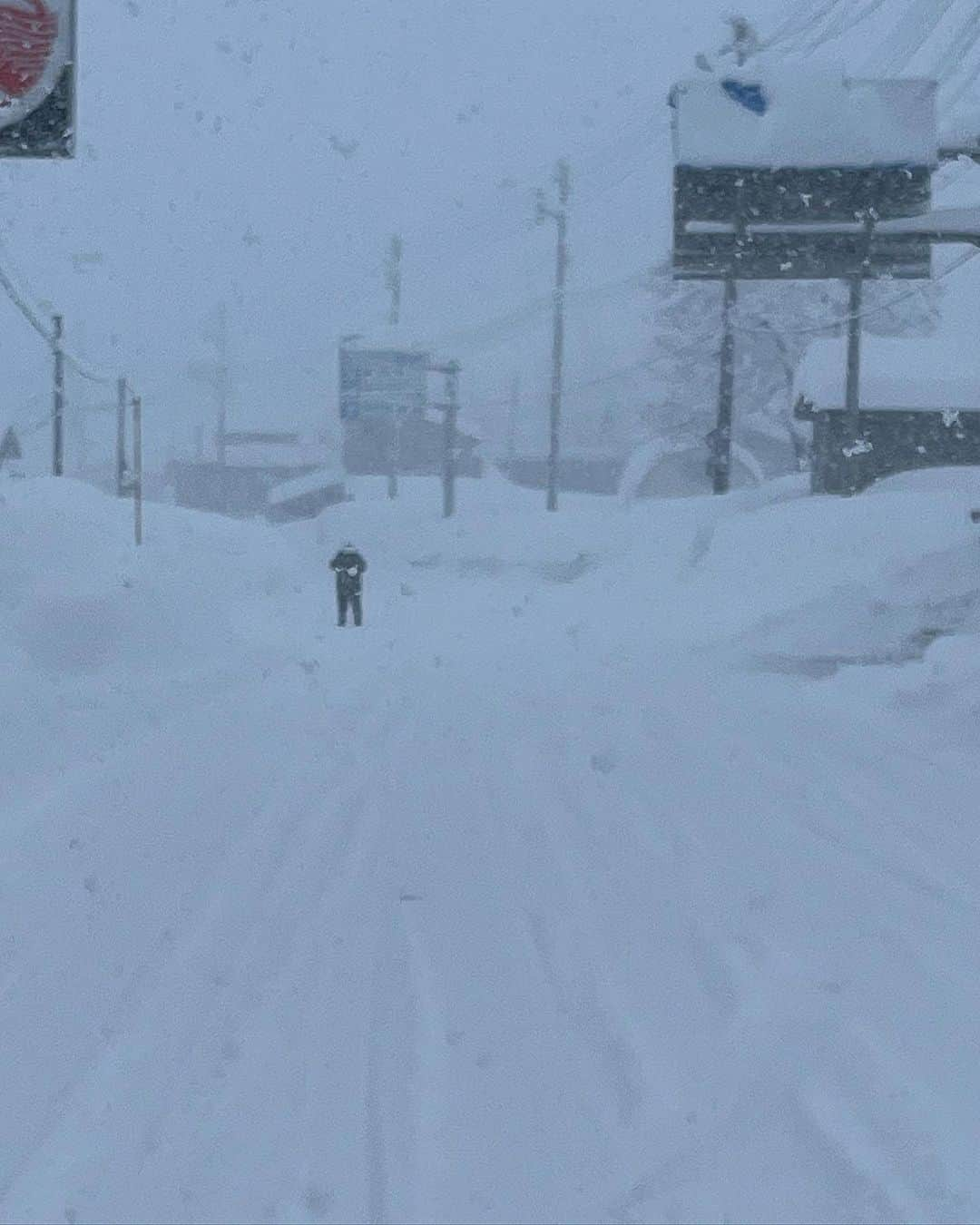 下村彩里さんのインスタグラム写真 - (下村彩里Instagram)「❄️#大雪 取材後記❄️ ５日間で#長岡 、#上越 、#魚沼 、#妙高 、#柏崎 、#新潟市 と新潟県各地域を取材。  地元の方が 「今までと同じ対策では太刀打ちできなくなってきている。 対策レベルを、上げていかなければいけない」とお話されていたのがとても印象的です。  例年雪が降る場所よりも、 いつもはそこまで積もらない地域で局地的、かつ極端にふる傾向があるように感じましたし、  #雪 に慣れている街でも、 強い"#風 "と長引く"#寒さ " による様々な影響がでていました。  高速、国道が通行止めになり行き場をうしなってしまった、食料品などを運ぶトラックの行列。 交差点の真ん中でスタックしてしまった乗用車。 水道管破裂で、寒さの中お湯が使えない状況に頭を抱える家庭。 終わりが見えない除雪作業に、朝から追われる高齢の方々。  色んな現場を目の当たりにし、 話を聞き、 実際に自分も体験し、 大雪の対策、影響1つ1つが、どれだけ大変なことか、身をもって実感しました。  今も新潟や北陸を中心にまとまった雪が降り続いていて、 石川県などでは断水など水道管凍結による被害も出ています。 いち早く、復旧しますように、雪が落ち着きますように。  . . . .  ★#水道管凍結 、破裂防止対策について✍️  水道管修理サービス会社の方によると  "給湯器を使っているご自宅では、水道管凍結防止のために水を出すだけだと、お湯を通る配管が凍ってしまうので #お湯 を出すのがポイント"だとお話ししていました。  ①給湯器のリモコンの電源をOFF ※コンセントは抜かない ②お湯側に蛇口を捻って、少量お湯を出し続ける。 ※給湯器をoffにすれば、料金もかからず、燃焼動作も起こさないので安心。 . . .  #2枚目は #５日間共に雪取材をした #現場チーム💪📹🎤 #吹雪　の中でも #安心安全な #運転 をして下さった #ドライバー大滝さん #地元について #雪についても沢山教えて頂きました #感謝  #下村彩里#テレビ朝日#テレビ朝日アナウンサー#報道ステーション#取材」1月29日 23時16分 - sairi.shimomura_ex