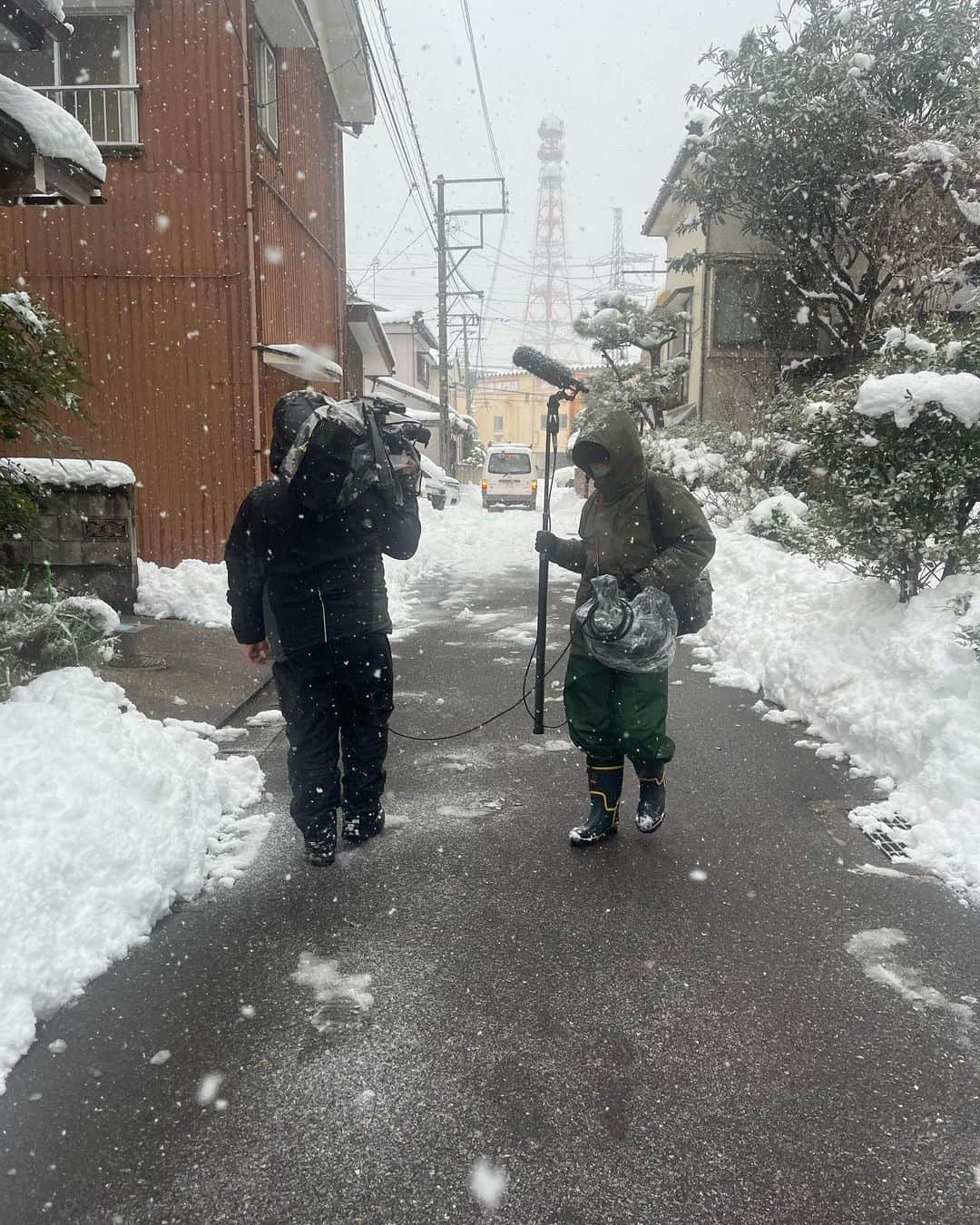 下村彩里さんのインスタグラム写真 - (下村彩里Instagram)「❄️#大雪 取材後記❄️ ５日間で#長岡 、#上越 、#魚沼 、#妙高 、#柏崎 、#新潟市 と新潟県各地域を取材。  地元の方が 「今までと同じ対策では太刀打ちできなくなってきている。 対策レベルを、上げていかなければいけない」とお話されていたのがとても印象的です。  例年雪が降る場所よりも、 いつもはそこまで積もらない地域で局地的、かつ極端にふる傾向があるように感じましたし、  #雪 に慣れている街でも、 強い"#風 "と長引く"#寒さ " による様々な影響がでていました。  高速、国道が通行止めになり行き場をうしなってしまった、食料品などを運ぶトラックの行列。 交差点の真ん中でスタックしてしまった乗用車。 水道管破裂で、寒さの中お湯が使えない状況に頭を抱える家庭。 終わりが見えない除雪作業に、朝から追われる高齢の方々。  色んな現場を目の当たりにし、 話を聞き、 実際に自分も体験し、 大雪の対策、影響1つ1つが、どれだけ大変なことか、身をもって実感しました。  今も新潟や北陸を中心にまとまった雪が降り続いていて、 石川県などでは断水など水道管凍結による被害も出ています。 いち早く、復旧しますように、雪が落ち着きますように。  . . . .  ★#水道管凍結 、破裂防止対策について✍️  水道管修理サービス会社の方によると  "給湯器を使っているご自宅では、水道管凍結防止のために水を出すだけだと、お湯を通る配管が凍ってしまうので #お湯 を出すのがポイント"だとお話ししていました。  ①給湯器のリモコンの電源をOFF ※コンセントは抜かない ②お湯側に蛇口を捻って、少量お湯を出し続ける。 ※給湯器をoffにすれば、料金もかからず、燃焼動作も起こさないので安心。 . . .  #2枚目は #５日間共に雪取材をした #現場チーム💪📹🎤 #吹雪　の中でも #安心安全な #運転 をして下さった #ドライバー大滝さん #地元について #雪についても沢山教えて頂きました #感謝  #下村彩里#テレビ朝日#テレビ朝日アナウンサー#報道ステーション#取材」1月29日 23時16分 - sairi.shimomura_ex