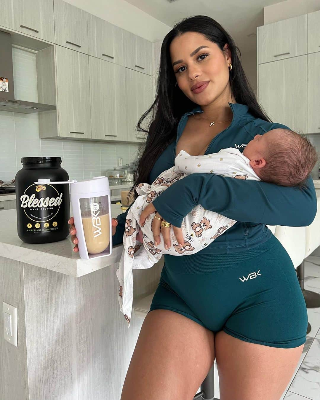 Katya Elise Henryさんのインスタグラム写真 - (Katya Elise HenryInstagram)「As a breastfeeding mama to my 2 week old non-stop eating little milk monster… it’s a must that I get in as much protein and calories as I can every day, to keep me going & producing enough milk, without leaving me depleted. I make sure I eat 3-4 meals a day, a @blessedprotein plant based shake, and a few snacks in between. What I love about @blessedprotein is that although t’s completely vegan, gluten free, & soy free… it’s sooooo fckin delicious 🤤 I’m not kidding I actually crave the banana bread flavor almost every single day, and I did while I was pregnant too! A greeeat and easy way to fill up & hit your protein id say. Use code: katya10 to save 10% off your order on www.ehplabs.com 🤍」1月30日 4時48分 - katyaelisehenry