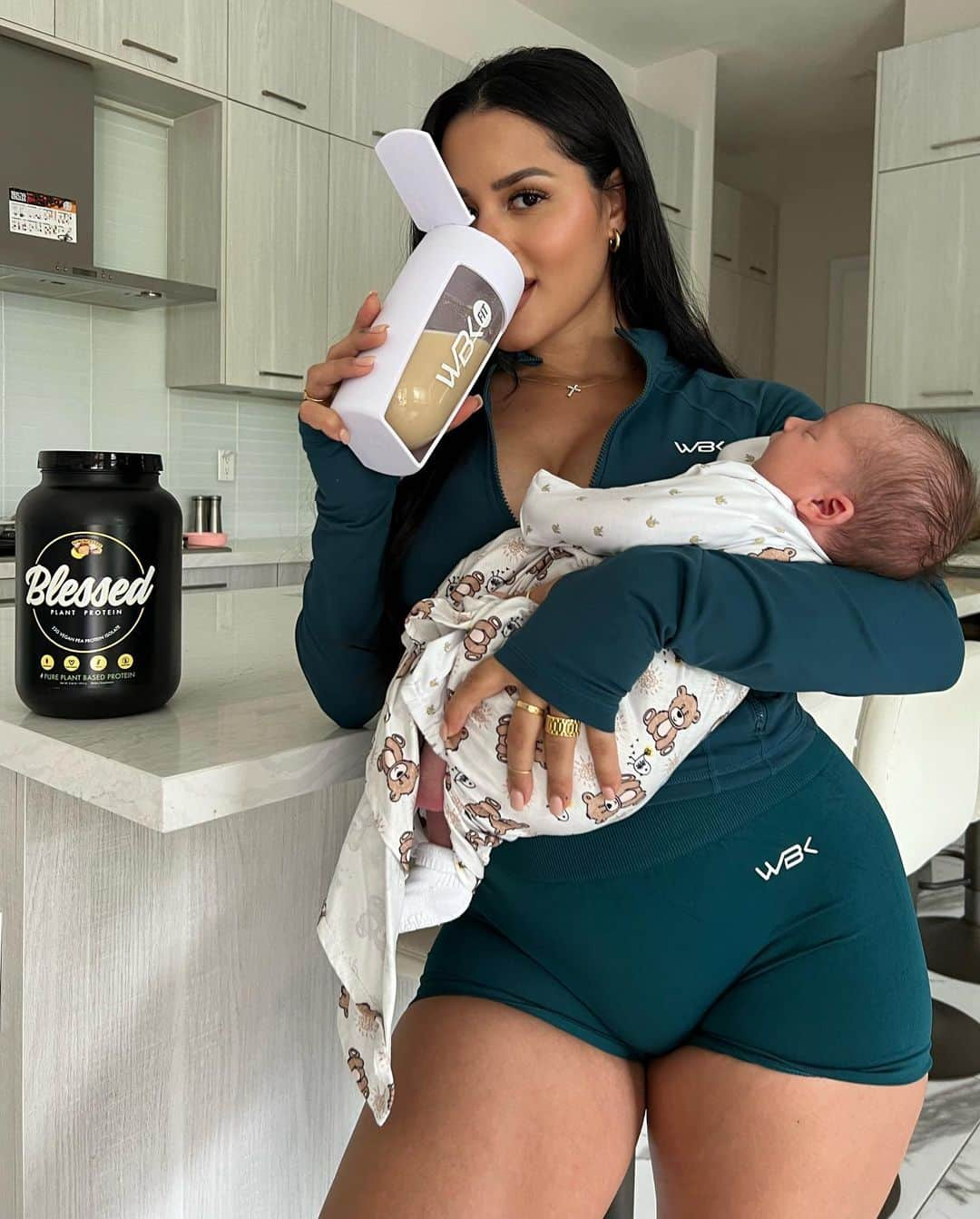 Katya Elise Henryさんのインスタグラム写真 - (Katya Elise HenryInstagram)「As a breastfeeding mama to my 2 week old non-stop eating little milk monster… it’s a must that I get in as much protein and calories as I can every day, to keep me going & producing enough milk, without leaving me depleted. I make sure I eat 3-4 meals a day, a @blessedprotein plant based shake, and a few snacks in between. What I love about @blessedprotein is that although t’s completely vegan, gluten free, & soy free… it’s sooooo fckin delicious 🤤 I’m not kidding I actually crave the banana bread flavor almost every single day, and I did while I was pregnant too! A greeeat and easy way to fill up & hit your protein id say. Use code: katya10 to save 10% off your order on www.ehplabs.com 🤍」1月30日 4時48分 - katyaelisehenry