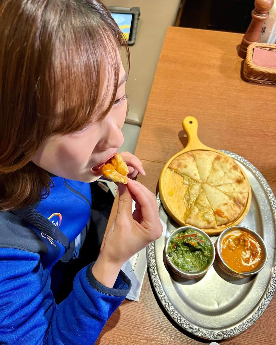 篠原梨菜さんのインスタグラム写真 - (篠原梨菜Instagram)「#朝5時の美味time 東京・水道橋駅近く SAPANA水道橋西口店へ！ 24時間営業。本格アジア料理のお店です。 チーズナンと2種類選べるカレーセット😋 とろけるチーズナンはペッパーが効いています。水を一切使っていない濃厚なバターチキン！ほうれん草カレーはチーズと相性◎！ #早朝グルメ #thetime_tbs #sapana水道橋西口店  #バターチキンカレー #ほうれん草カレー #チーズナン #水道橋グルメ  #tbs」1月30日 8時12分 - shinorinatbs