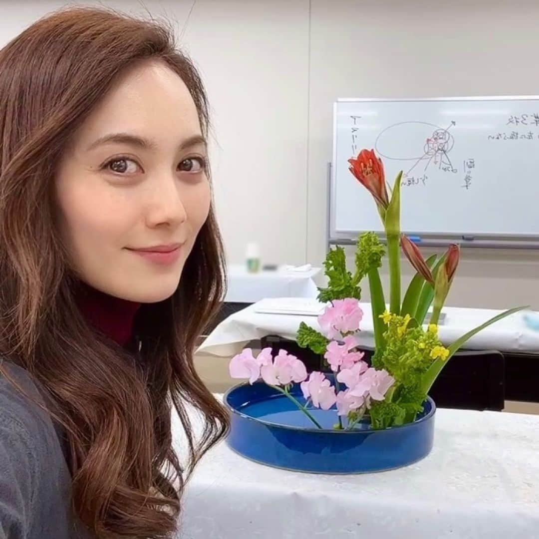 富永沙織さんのインスタグラム写真 - (富永沙織Instagram)「I arranged amaryllises. いけばなの研究会で、アマリリスを生けてきました。 ・ 定義は人それぞれですが、美しさにうっとりするとは、恋をすることに似ているのかもしれないと思った一日でした。 ・ It was a day when I thought that being fascinated by beauty might be similar to falling in love. ・ #いけばな #ikebanaflowers #アマリリス #amaryllisflower #なのはな #スイートピー #canolaflower #sweetpeas #お花好きと繋がりたい #花好き女子 #beautifulflowerseveryday #flowerloversofinstagram」1月30日 8時25分 - saori_tominaga