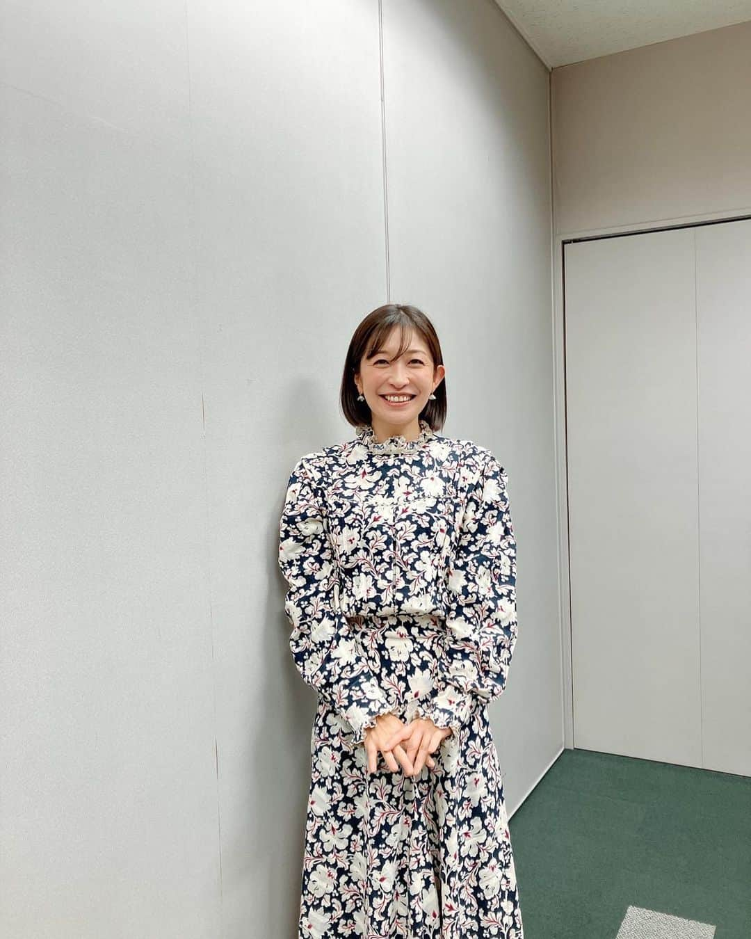 小野真弓さんのインスタグラム写真 - (小野真弓Instagram)「おはようございます☺️  ぼちぼち日常へ🌞 写真はコロナ前の元気な時のものですがー、そろそろゴロゴロ療養写真も卒業したい😂✨  残ってるのは〜 咳と痰。胃腸の弱り。 あとは〜 昨日、味覚障害と書きましたが、 臭覚障害ですね。  なんにも匂わなーい😲  バターも醤油もポルチーニもー 匂いが強めのもの みんな無臭。  変な話、犬猫のトイレも無臭😂✨  徐々に回復するのを 期待しつつー 心身共に、仕事モードに 戻しますー🥺 気持ちだけは準備万端✌️ あとは、体🥺 ついてきてくれぇー😂✨  #療養明け #おそるおそる日常へ 　 みんなべったり、毎日看病ありがとう💘😊 🦝🐏🐯🐯🐼 🐈‍⬛🐈🐈」1月30日 8時55分 - hanaharuaroi