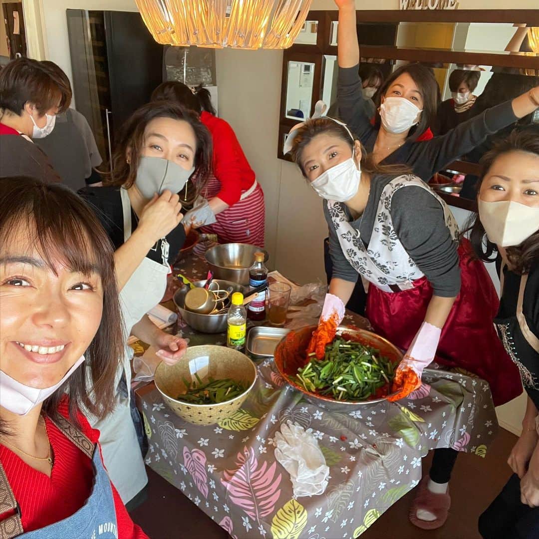 田中律子さんのインスタグラム写真 - (田中律子Instagram)「キムチ作り〜🌶🥬 昨年に続いて今年もキムチ作りしてきました〜🌶 エミさんの　@emiringo888  お料理教室ポンデミキッチン　@pomedemikitchen  キムチ作りや、来週はお味噌作りにも行くし、大好きなお教室❤️  今回のキムチ作りは、高校の同級生3人と、妹分のシマと4人で行ってきました🤩（一枚目写真左3人が同級生）朝からわちゃわちゃ、色々切ったり、ミキサー回したり、測ったりまぜたり塗ったり🙌🏼添加物や保存料は一切使ってない無添加キムチ❤️白菜は無農薬でみずみずしくて甘くて、唐辛子🌶もお塩もとっても美味しいから、キムチがめちゃくちゃ美味しく出来ます😍  ここから少し発酵させて、1週間後が食べ頃✨あー、食べるのが楽しみ❤️🌶  キムチ作りの後は、みんなでまたわちゃわちゃとイタリアン食べに行ってワイン🍷飲んで喋りまくって、シマの新居でまた更に飲んで喋って😂はー、楽しかった😆  #pomedemikitchen  #ポンデミキッチン  #発酵食品  #発酵女子  #キムチ作り #同級生 #わちゃわちゃ  #日本版  #satc」1月30日 11時37分 - ri2kotanaka