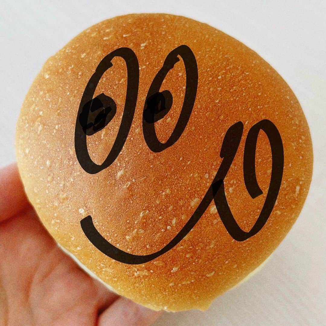 畑下由佳さんのインスタグラム写真 - (畑下由佳Instagram)「パン！パンは美味しいしかわいい！  しかもこの子、こう見えて、海老カツがサンドされてるんですよ。  #パン  #お昼休憩です  #ごちそうさまでした」1月30日 13時12分 - y_hatashita