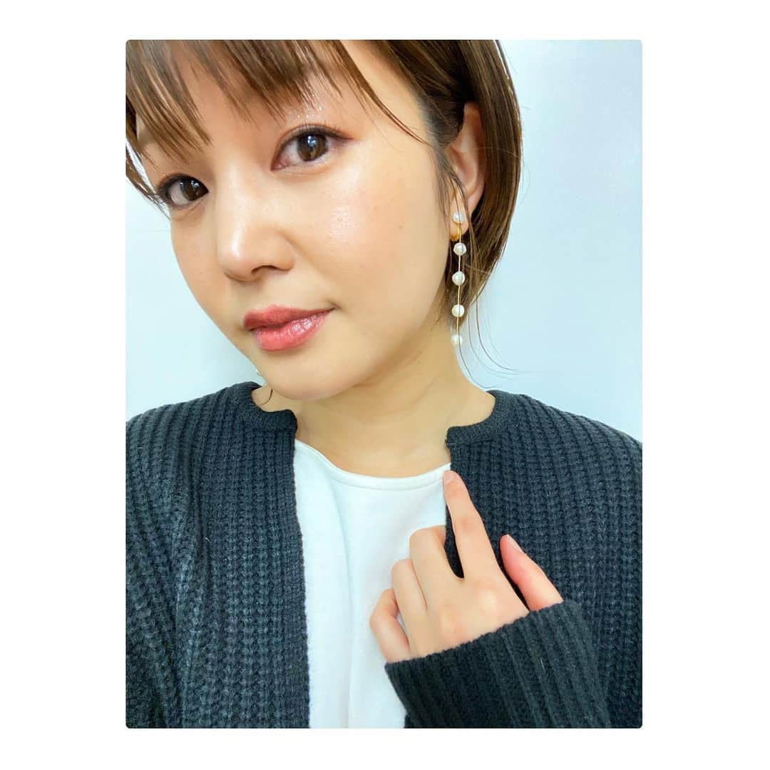 内村麻美さんのインスタグラム写真 - (内村麻美Instagram)「. 最近、新しく買ったプチプラコスメのアイシャドウが 肌馴染みよくて、キラキラで可愛くて、ルンルン♪♪♪ (ノーマルカメラで撮影してるんで、参考にして👁) . 今朝のアサデスの衣装は @selectmoca でした❤︎ . 撮影をお願いするタイミング逃して 全身写せませんでした…反省🐈‍⬛ . 明日は、ちゃんと撮ります📸 . #アサデス #アサデスKBC #番組衣装 #衣装 #セレクトモカ」1月30日 13時25分 - asami___05