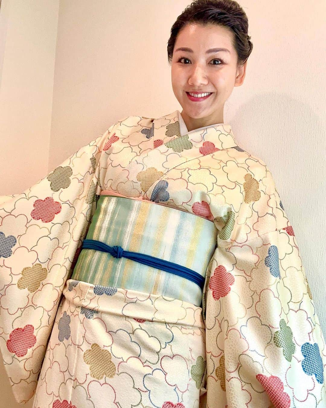 林家あずみさんのインスタグラム写真 - (林家あずみInstagram)「昨日で鈴本演芸場での駒治師匠が主任の寄席の 出番が無事に終わりました！ 駒治師匠のお客様からの楽屋お見舞いを我々もお裾分けしてもらえますので、毎日色んなお菓子が楽屋にありまして😍  高座に上がっている時間よりハイテンションでお菓子を食べている時間の方が長い😂  鈴本へ向かう時『今日のお菓子は何だろなあ😍』と思いながら楽屋に入っておりました！  そしてそのお菓子の中に私の大好きな『ままどおる』があり、テンション上がりきって その日は『ままどおる漫談』をやりました😂  そうしましたら、次の日に『あずみさんが、そんなにままどおるがお好きだとは！』と お客様が『あずみ専用』と書かれたままどおるを楽屋お見舞いに😍😍😍😍  もう、狂喜乱舞です❤️  私は好きなお菓子いーっぱいあります😂✨ ままどおる、通りもん、治一朗のバームクーヘン、ハラダのラスク、西光亭のくるみクッキー、ロイズのチョコレートついたポテチ、札幌農大学クッキー、信玄餅、マフィン、フィナンシェ、スコーン、マカロン、 などなど他にもいーっぱい好きなものあるので、 簡単にテンション上がるのです😂❤️  そして、毎日感じていたのですが 駒治師匠を観にこられてる皆様の明るさが凄く温かい空間で包まれていて、 高座からおりましたら温泉に入っていたように 心が温まるのです✨  日によってお客様の雰囲気が変わるのですが、 それでもやはり、とても温かい明るいお客様方で、毎日が楽しかったです。  最終日の昨日は最後まで残り、駒治師匠の新作落語を袖から観させてもらいまして、勉強しました😆✨ 面白くて心が温まる駒治師匠の落語。 お客様の空気が明るくて温かい事が納得でした✨  着物は花柄の艶がある小紋✨ 花柄の色付きのものは絞り柄になっていて可愛いのです💕  #鈴本演芸場 #古今亭駒治師匠  #ままどおる #林家あずみ」1月30日 13時56分 - kurohime424