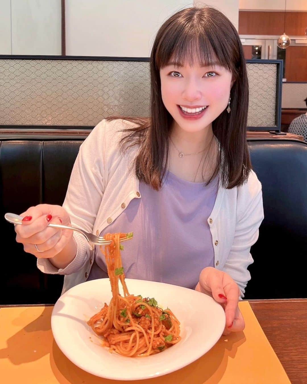 小田飛鳥さんのインスタグラム写真 - (小田飛鳥Instagram)「庄司ゆうこさん @yuko.shoji と大手町ランチして来ました〜！ お昼からコース！しかも、いきなりサラダで映え映えです〜💐 食べられるお花で、しっとり食べやすく美味しかったです😋🌼 コースで、2時間半の飲み放題（しかもお酒の種類がスゴくて😳）なのにとてもリーズナブル〜✨ お仕事の関係で二人ともノンアルでしたが、平日の昼間から飲みたいお店…🍷 駅近なのに外の景色も広々してて開放的なお店♪ #orchestravino @orchestravino #大手町 #大手町ランチ #大手町グルメ #お肉 #steak #meat #グルメ #gourmet #肉食女子 #庄司ゆうこ さん👭🏻」1月30日 16時07分 - asuka_oda_0320