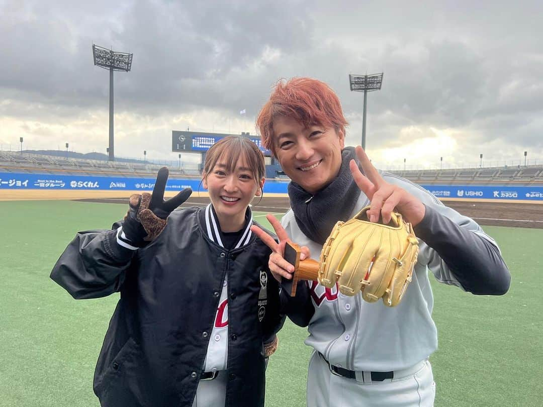 長崎望未さんのインスタグラム写真 - (長崎望未Instagram)「. 野球伝来150周年記念イベント⚾️✨  地元である愛媛県🍊 坊ちゃんスタジアムで🏟✨  日本プロ野球名球会VS松竹ロビンス  イベント試合をしてきました😍  尾上松也さんが監督をしてくださって 大好きなメンバーと野球できて  子供の頃見てたプロ野球選手と 試合をさせていただいたりと もうすっごく楽しすぎました🥰✨  記念すべきイベントで こんな経験ができて一生の思い出だ♥️  円陣の写真とかみんなと 団結してる感あってめっちゃ好き😂笑  みなさんありがとうございました🤭⚾️✨  #松竹ロビンス #野球 #チャリティーイベント  #野球イベント」1月30日 16時40分 - nozomi.nagasaki