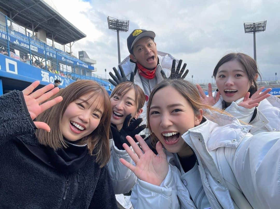 長崎望未さんのインスタグラム写真 - (長崎望未Instagram)「. 野球伝来150周年記念イベント⚾️✨  地元である愛媛県🍊 坊ちゃんスタジアムで🏟✨  日本プロ野球名球会VS松竹ロビンス  イベント試合をしてきました😍  尾上松也さんが監督をしてくださって 大好きなメンバーと野球できて  子供の頃見てたプロ野球選手と 試合をさせていただいたりと もうすっごく楽しすぎました🥰✨  記念すべきイベントで こんな経験ができて一生の思い出だ♥️  円陣の写真とかみんなと 団結してる感あってめっちゃ好き😂笑  みなさんありがとうございました🤭⚾️✨  #松竹ロビンス #野球 #チャリティーイベント  #野球イベント」1月30日 16時40分 - nozomi.nagasaki