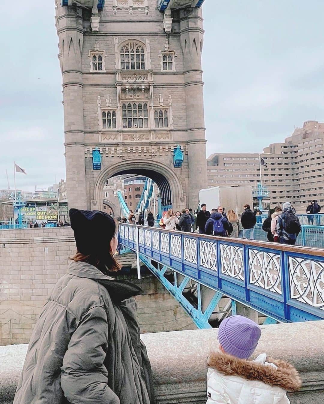 秋元玲奈さんのインスタグラム写真 - (秋元玲奈Instagram)「Casual walk around the Tower Bridge and Tate, testing our new pram from #philandteds .  新しい双子のベビーカーが仲間入りしたので、タワーブリッジまで散歩。念願の3輪。走行性抜群。 降りて、よちよち散歩も👶👶 帰りに、長男のリクエストでアートミュージアムへ。 スクリーンに映し出された自分の絵を見て満足そうにしていました👦  #london #londonlife #pramsfortwins  #philandteds  #towerbridge  #tatemodern」1月30日 17時59分 - rena_akimoto