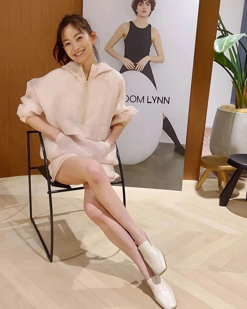 佐藤純さんのインスタグラム写真 - (佐藤純Instagram)「Sea Room lynn 💕  Spring Exhibition 🌸  @searoomlynn_official  春が待ち遠しくなる服がたくさん😍  1枚目の淡いピンクのセットアップ！めっちゃ可愛い‼️  4～6枚目のニットワンピも背中が可愛い‼️  もぉ全部可愛い❤️  10枚目の私が着ているデニムのGジャンもオーダーしたよ😊  かおりん、はなちゃん、ありがとー🙌  #searoomlynn #シールームリン #展示会 #セットアップ #ニットワンピース #ママ #ママモデル #モデル #mama #mamamodel #model」1月30日 18時06分 - junsatoidea