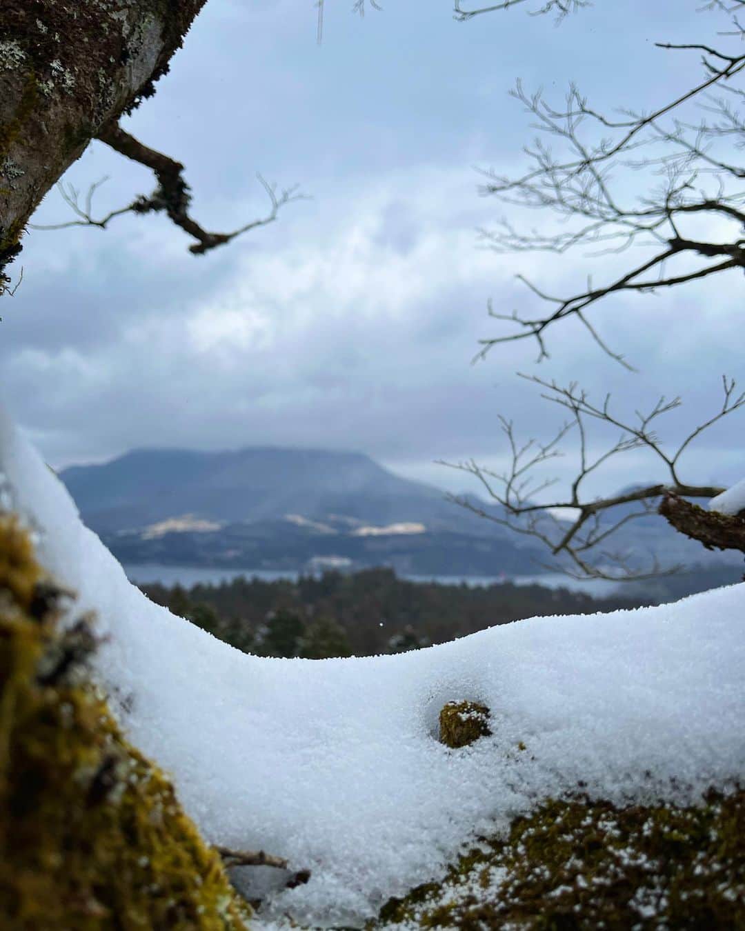 澤井志帆さんのインスタグラム写真 - (澤井志帆Instagram)「.2023.1.30⛄️ ⁡ 箱根方面にお出かけして出会った雪景色❄️ 静岡に住んでいると雪が積もっているのを見る機会が中々ないのでちょっと興奮しました！ 指が凍りそうになりながら作ったミニ雪だるま可愛い🫶🏻🤍 ⁡ それにしても当時は、気温0度の中よくアウターも着ずに遊んでたなぁ…😮 ⁡ ⁡  #DaiichiTV#アナウンサー#箱根#箱根観光#道の駅#箱根峠#雪景色」1月30日 18時56分 - shiho_sawai