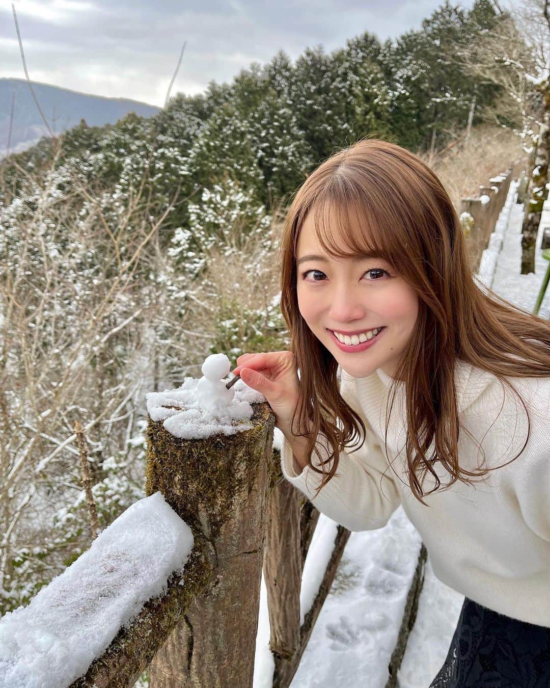 澤井志帆さんのインスタグラム写真 - (澤井志帆Instagram)「.2023.1.30⛄️ ⁡ 箱根方面にお出かけして出会った雪景色❄️ 静岡に住んでいると雪が積もっているのを見る機会が中々ないのでちょっと興奮しました！ 指が凍りそうになりながら作ったミニ雪だるま可愛い🫶🏻🤍 ⁡ それにしても当時は、気温0度の中よくアウターも着ずに遊んでたなぁ…😮 ⁡ ⁡  #DaiichiTV#アナウンサー#箱根#箱根観光#道の駅#箱根峠#雪景色」1月30日 18時56分 - shiho_sawai