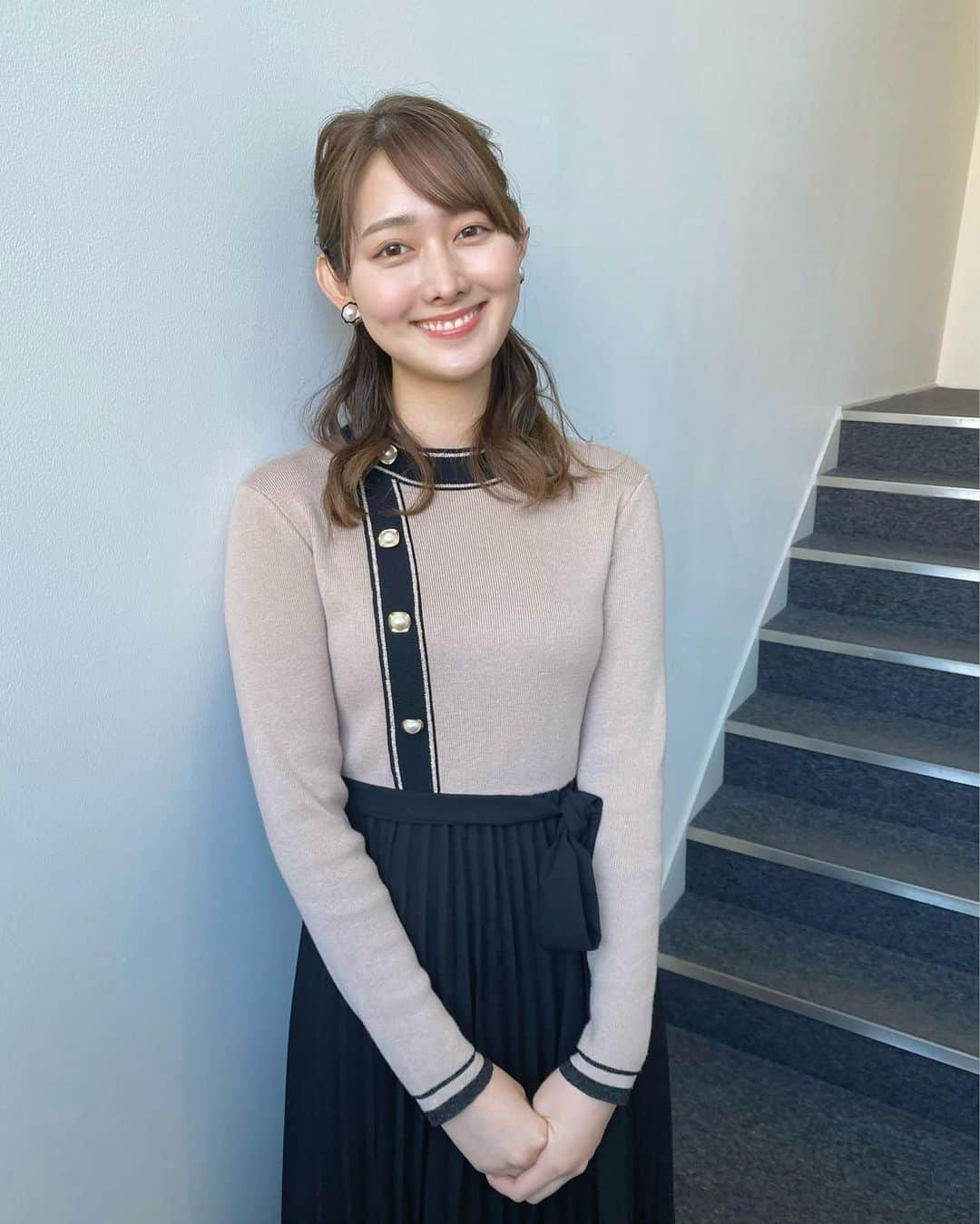 森山みなみさんのインスタグラム写真 - (森山みなみInstagram)「.  今朝も羽鳥慎一モーニングショーをご覧いただき、ありがとうございました！  1週間のスタート☀️ ワンピースのプリーツの広がりが綺麗でした。 お花のイヤリングも🌼可愛い  今週も頑張りましょうー！ 明日もよろしくお願いいたします。   #テレビ朝日 #羽鳥慎一モーニングショー #モーニングショー #アナウンサー  #森山みなみ  #衣装」1月30日 19時04分 - minami.moriyama_ex