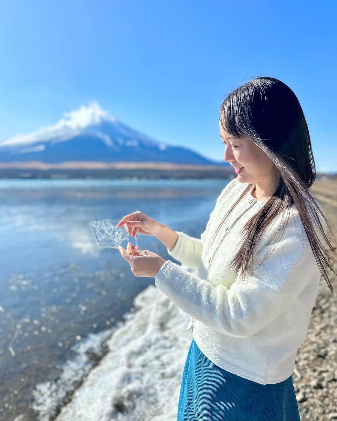 吉山りささんのインスタグラム写真 - (吉山りさInstagram)「🛍 今年もSHEINでいっぱいお買い物中～👗✨  T165 📍ふわふわホワイトカーディガンはめちゃくちゃ温かい😍 重さもあり しっかりした生地とゴールドボタンがアクセント💕☝🏻  📍コーデュロイのスカートは沢山あるカラーからこれにしました💙 Aラインし過ぎなくて嬉しい〜🫧 丈もまとわりつかなくて Good👍  冬のスカートは厚手のタイツを着込めるから好き😉  @shein_japan @sheinofficial #SHEINforall #shein新春sale  #ad  🎫クーポンコード⇒ 『risa23』（2023年3月31日まで） ⚠️クーポンコードが変わったのでご注意ください ↓↓↓ 🉐お買い上げ金額🎫 1～5,999円まで15%OFF 6,000円以上は20%OFF   #吉山りさ #ファッション #モデル #フリーモデル #fashion  #インスタファッション  #ファッションコーデ  #きれいめコーデ  #きれいめカジュアル  #ニット  #パンツコーデ  #冬コーデ  #大人カジュアル #カーディガン  #白コーデ #キレイめコーデ #アパレル @oreorerisa  #japanesemodel #デートコーデ  #スカートコーデ  #ふわふわ」1月30日 19時52分 - oreorerisa