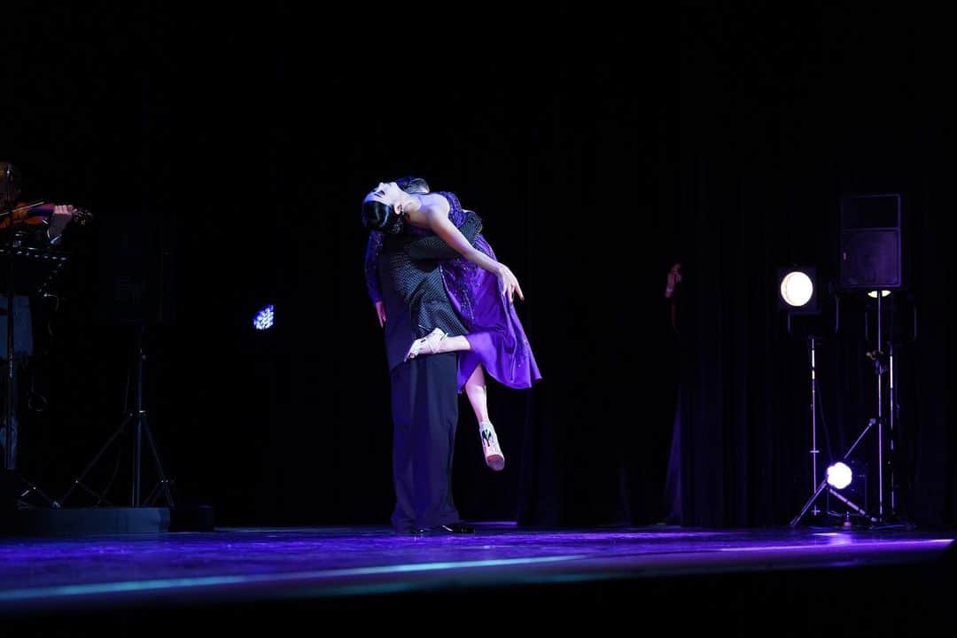 浅田舞さんのインスタグラム写真 - (浅田舞Instagram)「𝑨𝒍𝒎𝒂 𝒅𝒆 𝑻𝒂𝒏𝒈𝒐 2023 ⁡ 全公演が無事に終了いたしました。 ⁡ タンゴ初挑戦となる今回の舞台は緊張もあったのですが、 素晴らしい生演奏とパートナーのダビと共に、 ⁡ 言葉を発さないからこそ生まれる、 情感や表現を大切に心で踊る５公演でした。 ⁡ とても素敵な経験と時間を過ごせたことに感謝です。 ⁡ ⁡ 𝐻𝑎𝑖𝑟 𝑚𝑎𝑘𝑒𝑢𝑝 @hairmakeupbylisayamaguchi  ⁡ 𝐷𝑟𝑒𝑠𝑠 @njucostume」1月30日 20時15分 - asadamai717
