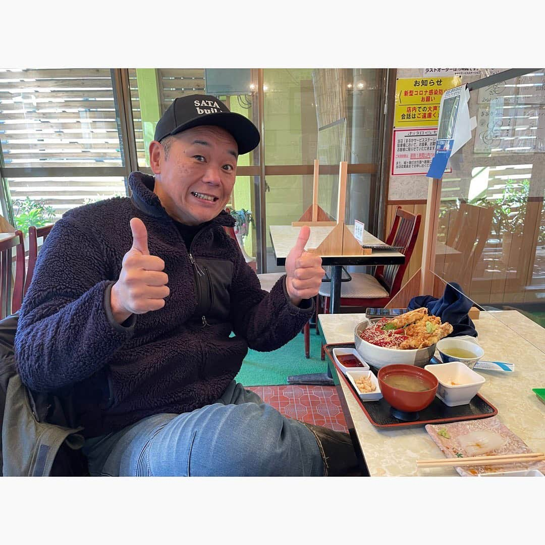 佐田正樹さんのインスタグラム写真 - (佐田正樹Instagram)「久々のまるか食堂うますぎた‼︎  ツーリングして、マグロのフリットをくらう‼︎  サイコーチャンネル‼︎  あ母さんも元気そうでよかった‼︎  しかし今年に入って週2〜週3走りよる‼︎  寒い方が旧車は調子がいい😁  みんなもよかったら走ってみてよって事で押〜忍‼︎」1月30日 20時57分 - satakisama