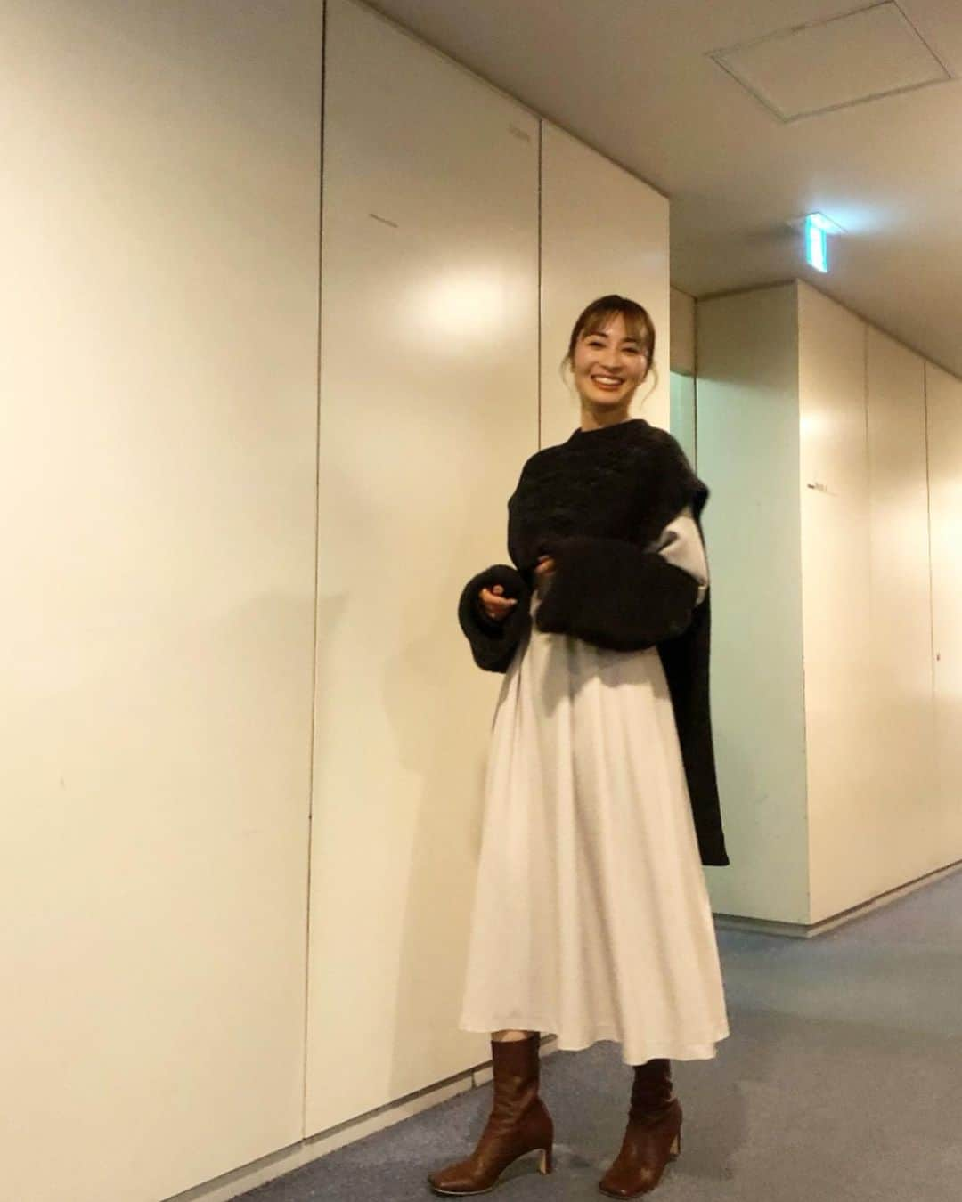 新山千春さんのインスタグラム写真 - (新山千春Instagram)「昨日は青森で−8度を体感してたから 今日の大阪が すっごくあったかく感じたなー✨  丸山桂里奈さんが レギュラー出演されてる番組✨　#newsおかえり に 生出演させていただきました！  はじめての現場で 緊張してたんだけど、 桂里奈さんが 現場の雰囲気とか 色々教えてくれてたんだー✨ LINEさせてもらうたびに ほっこり笑顔にしてくれる ほんと優しい人🤍です！  楽しくて✨ あっという間の3時間でした🫶🏽  さてさて明日は  #なんでも鑑定団　に 出演させていただきます✨  わたしの大事にしている物を 鑑定していただきました✨  ぜひぜひみてね💓  明後日は NHK 朝イチに 生出演させていただきます💓  #新山千春 #newsおかえり #大阪 #横山太一　さん #ヒロド歩美　さん #桧山進次郎  さん #生放送 #なんでも鑑定団  #朝イチ」1月30日 21時06分 - chiharuuu_0114