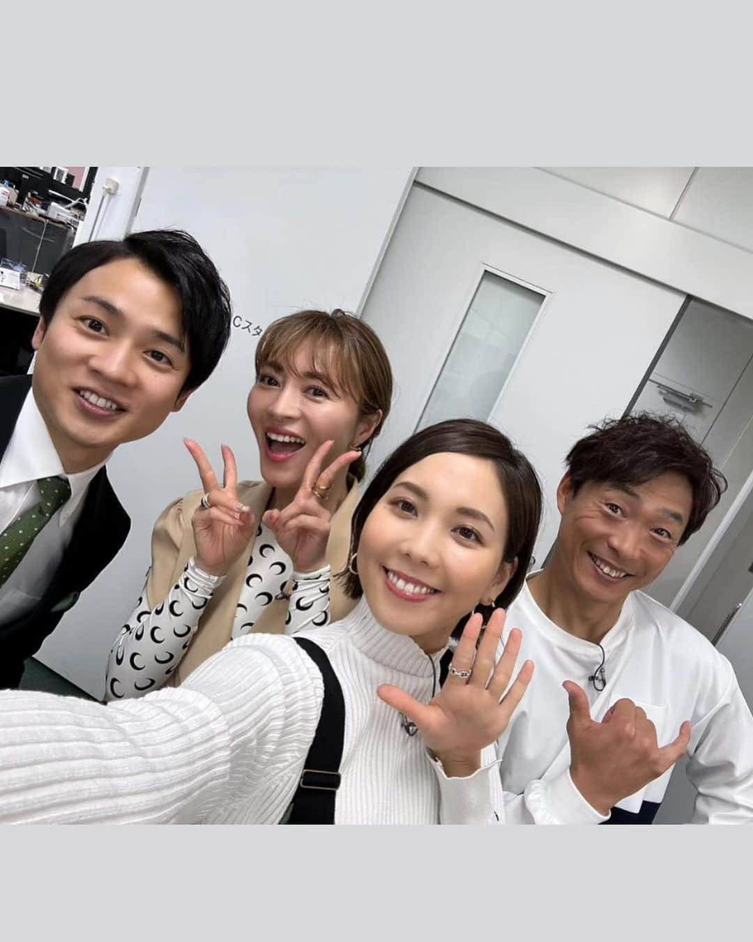 新山千春さんのインスタグラム写真 - (新山千春Instagram)「昨日は青森で−8度を体感してたから 今日の大阪が すっごくあったかく感じたなー✨  丸山桂里奈さんが レギュラー出演されてる番組✨　#newsおかえり に 生出演させていただきました！  はじめての現場で 緊張してたんだけど、 桂里奈さんが 現場の雰囲気とか 色々教えてくれてたんだー✨ LINEさせてもらうたびに ほっこり笑顔にしてくれる ほんと優しい人🤍です！  楽しくて✨ あっという間の3時間でした🫶🏽  さてさて明日は  #なんでも鑑定団　に 出演させていただきます✨  わたしの大事にしている物を 鑑定していただきました✨  ぜひぜひみてね💓  明後日は NHK 朝イチに 生出演させていただきます💓  #新山千春 #newsおかえり #大阪 #横山太一　さん #ヒロド歩美　さん #桧山進次郎  さん #生放送 #なんでも鑑定団  #朝イチ」1月30日 21時06分 - chiharuuu_0114