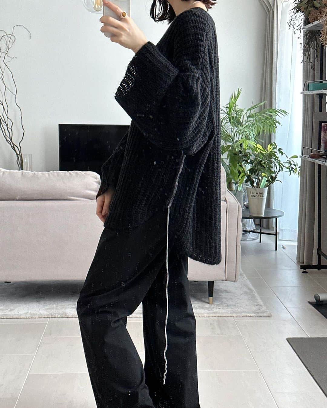 金澤楓さんのインスタグラム写真 - (金澤楓Instagram)「ALL BLACK🖤 遊び心のあるニットをプラス🫶  knit @sheer_com  pants @uniqlo_jp   #かえでの私服#outfit#ootd#allblack#ブラックコーデ#sheer#uniqlo」1月30日 21時10分 - kae_o51o