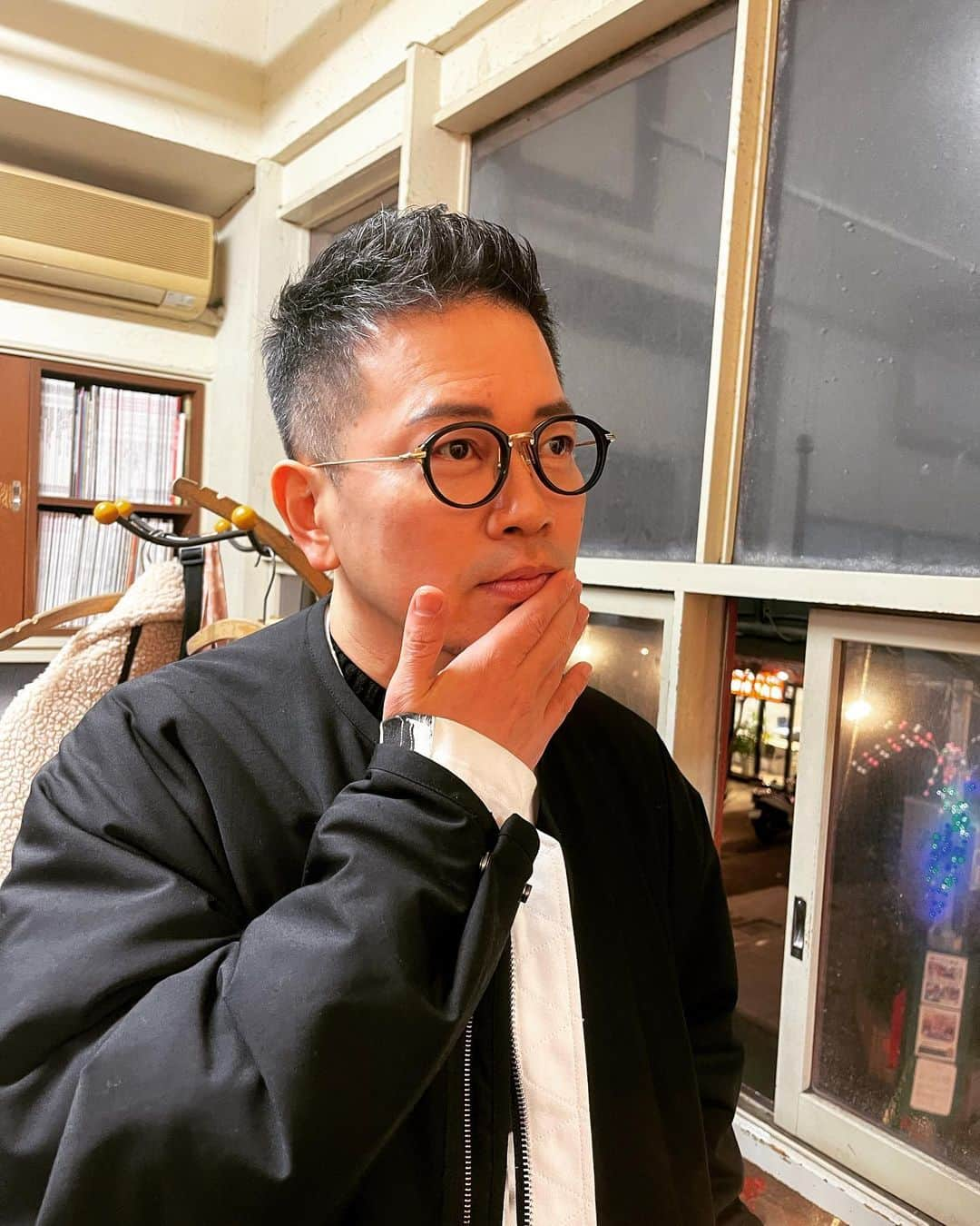 杉本知香さんのインスタグラム写真 - (杉本知香Instagram)「てんその大ファンだったお客さんにもらった 1995年の ごんたくれ と同じ表情してもらったら ぜんぜん老けてなくて凄い（笑） つつみくん、ダイエット後ちゃんと維持してて 凄い！  #中目黒美容室 #宮迫博之 #宮迫です #ごんたくれ#てんそ #つつみひろき」1月30日 21時10分 - sugimotoc