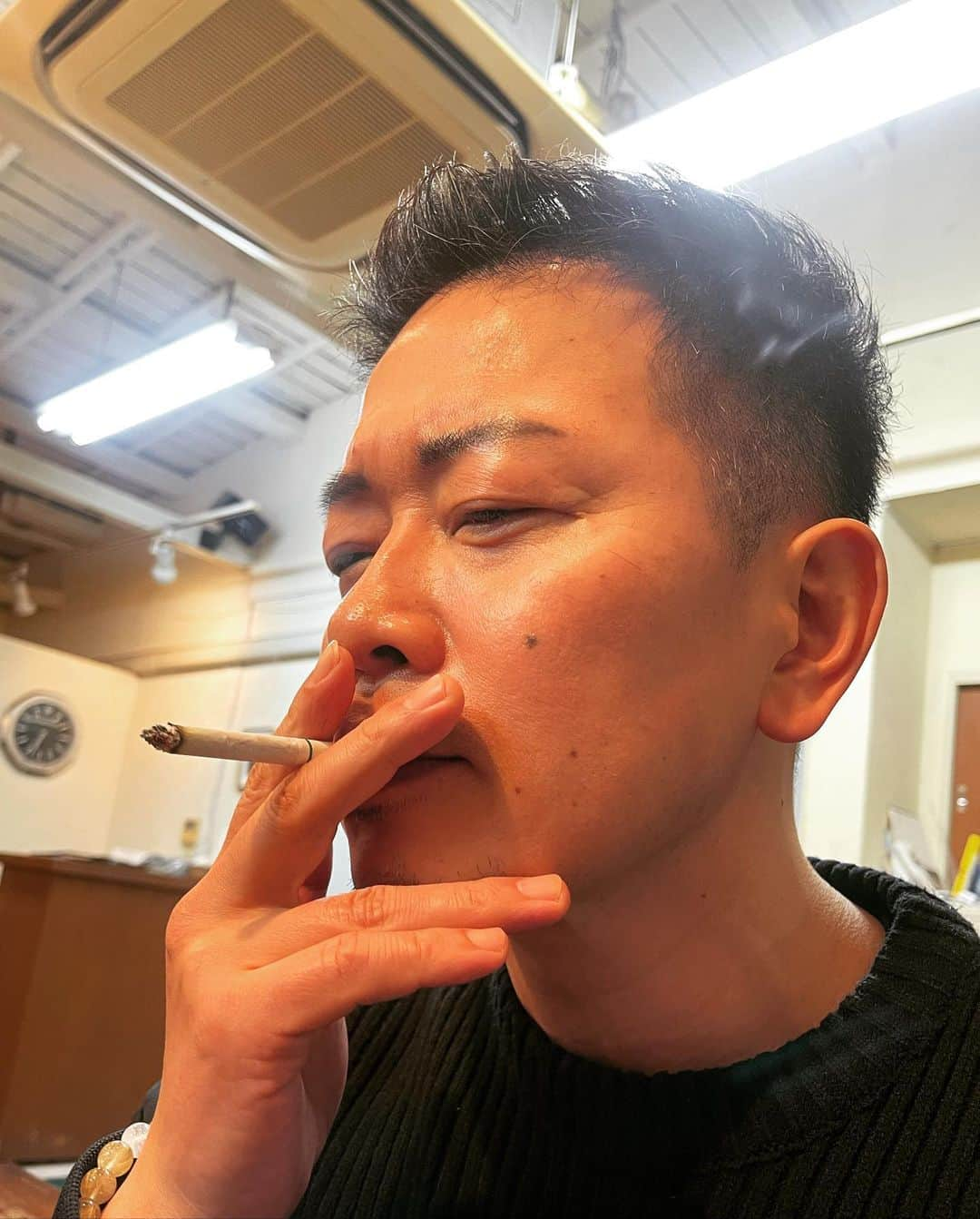 杉本知香さんのインスタグラム写真 - (杉本知香Instagram)「てんその大ファンだったお客さんにもらった 1995年の ごんたくれ と同じ表情してもらったら ぜんぜん老けてなくて凄い（笑） つつみくん、ダイエット後ちゃんと維持してて 凄い！  #中目黒美容室 #宮迫博之 #宮迫です #ごんたくれ#てんそ #つつみひろき」1月30日 21時10分 - sugimotoc