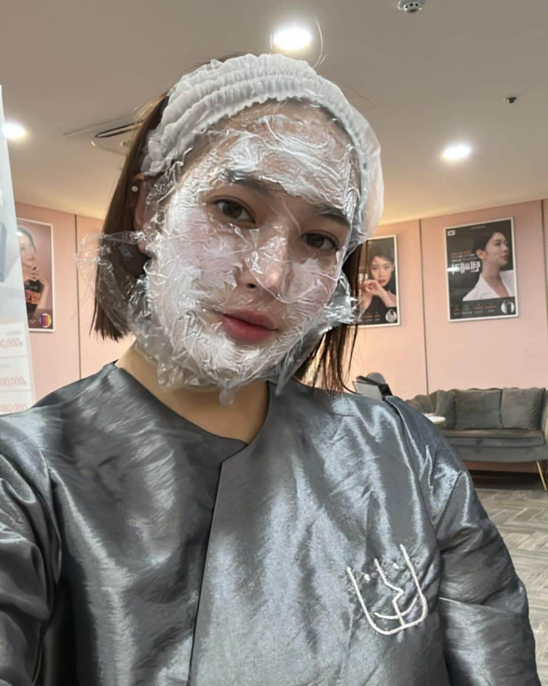 平田梨奈さんのインスタグラム写真 - (平田梨奈Instagram)「最近みんなに顔スッキリしたって言われてうれしい☻  実は韓国のバノバギクリニックで２つの施術を受けました♡  1つめは10THERMA！ これはRF(高周波）の熱で真皮層のコラーゲンや皮下組織の繊維壁を収縮させ、肌を内側から引き締め、フェイスラインをすっきりとさせ肌のたるみを改善してくれる機器！  2つめは10THERA！ これは”2Line照射方式”のHIFUとして、従来の方法より高速な施術が可能にしてくれて、SMAS層と真皮層の温度を60～80度まで上げ、コラーゲンの生成を誘導して、顔のたるみを改善してくれる機器です。  前から二重顎が気になってたので先生のおすすめのこの２つをやってみたよ！☻  日本でたまに相談会やってるから気になってる方いたらインスタ見てみてね〜✨  @banobagipt_jp @banobagi_jp   #韓国輪郭病院 #韓国輪郭整形 #韓国輪郭 #輪郭名医 #韓国両顎専門 #バノバギオチャンヒョン #顔脂肪吸引#韓国フェイスリフト #テスリフト #韓国糸リフト #韓国リフト専門 #バノバギバンジェサン #脂肪吸引 #hirafashion」1月30日 22時56分 - hirari_official