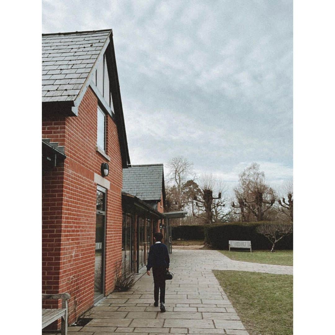 紗栄子さんのインスタグラム写真 - (紗栄子Instagram)「今朝は早起きをして、長男の学校の周辺を探索してきました🚶‍♀️🇬🇧  長男が暮らす街。  この街で、楽しみながら、時には寂しい思いもしながら頑張っていると思うと、歩きながら1人で涙ぐむ瞬間が何度もありました。  私自身がイギリスに3年半ぶりに来たものだから、入試の為の学校見学のタイミングでしか長男が通うシニアスクールには来たことがなかったので、入学してからは初めての訪問です。🏫👨‍🎓✨  昨夜は、今まで長男の話でしか聞いたことのなかった、共に寮生活をしているハウスメイト達も紹介してくれて、彼らと話す長男の姿をみて、本当にこの学校に来ることができて良かったと感じることができました。  午後には次男の学校へ行き、久しぶりに会う校長先生や奥様、先生たち、変わらぬ校舎や寮、風景に懐かしさを感じ、この学校に入った時には1番小さかった次男も、今ではトップイヤーとなり、私に素晴らしいスクールツアーをしてくれました👨‍🎓💖😌👍🏻🏫✨  そして、小さい頃、ホームシックになった時に来ていた場所や観ていた景色なんかを教えてくれたりして、これはこれでまた涙が溜まってしまうという...🥹 　  本当に2人ともよく頑張ってくれています。  そして今まで彼らを支えてくれた全てのかたに心から感謝いたします。  私1人の力では、それぞれに合ったこの環境を見つけてあげることは絶対に出来ませんでした。  私もメソメソしていないで、彼らに負けないくらい頑張らないとと、 今日はそれぞれの場所で頑張る2人の姿を見ることができて、とてつもないエネルギーをもらいました✨✨👯‍♂️✨✨  ママも君たちに恥じない生き方を  背中を見せていけるように頑張るからね😌💪✨✨✨  これが私のモチベーションです。」1月31日 0時37分 - saekoofficial